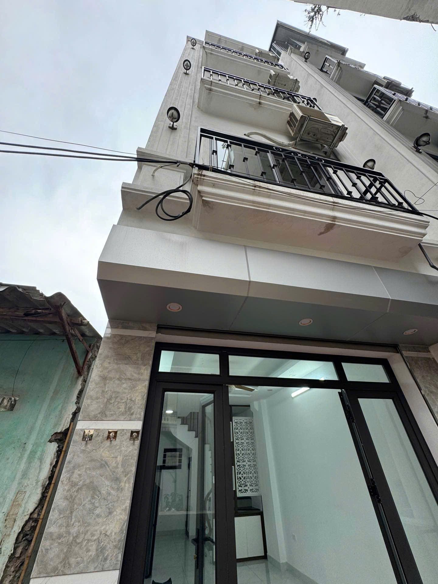 Nhà đẹp sát Nguyễn Văn Huyên, 5 tầng, 10.5 tỷ, ở ngay, dân trí cao