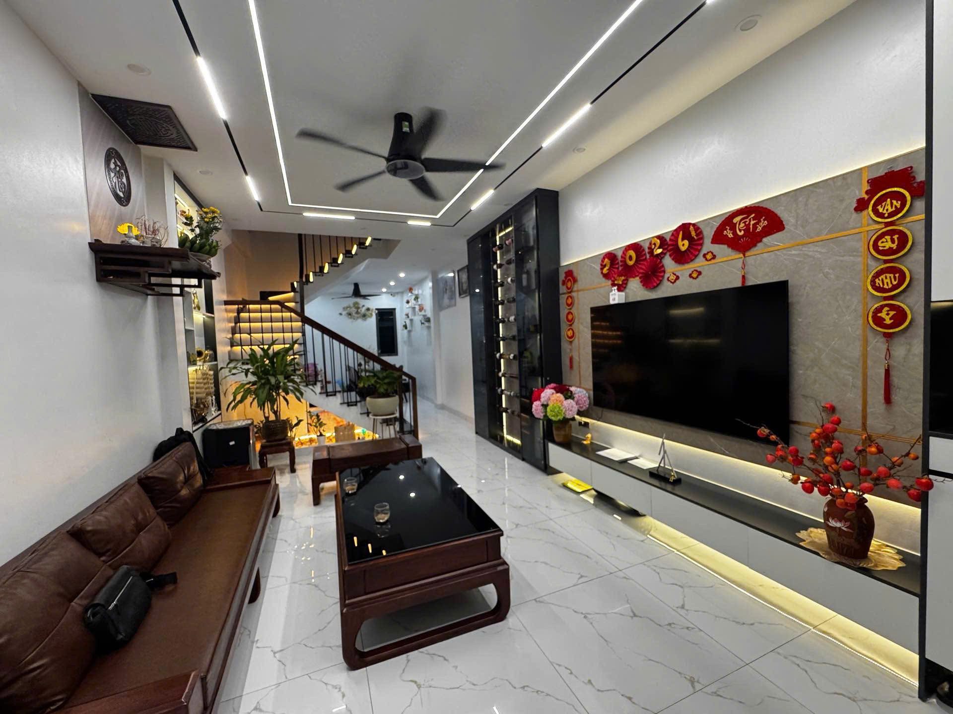 Hiếm! Cầu Giấy 48m2 lô góc, sát ô tô, tiện ích 5 sao, 12.x tỷ