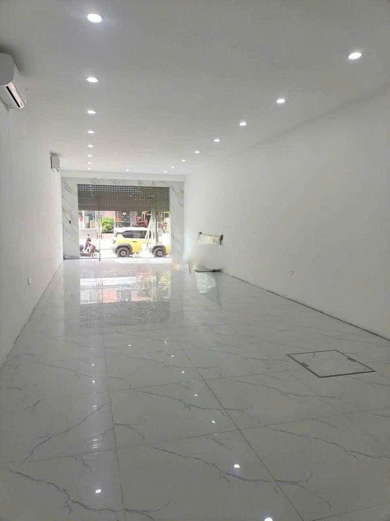 Cho Thuê Nhà Mặt Phố Cầu Giấy 111M² Tầng 1 Thông Sàn/ Các Tầng Trên 6 Phòng/ Giá Thuê 70tr
