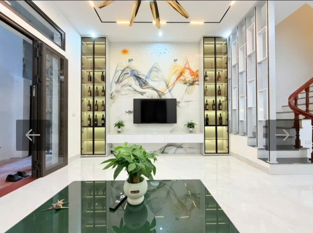 Nhà Cầu Giấy-50M-5 tầng-Full nội thất-Lô góc 3 thoáng-11 tỷ