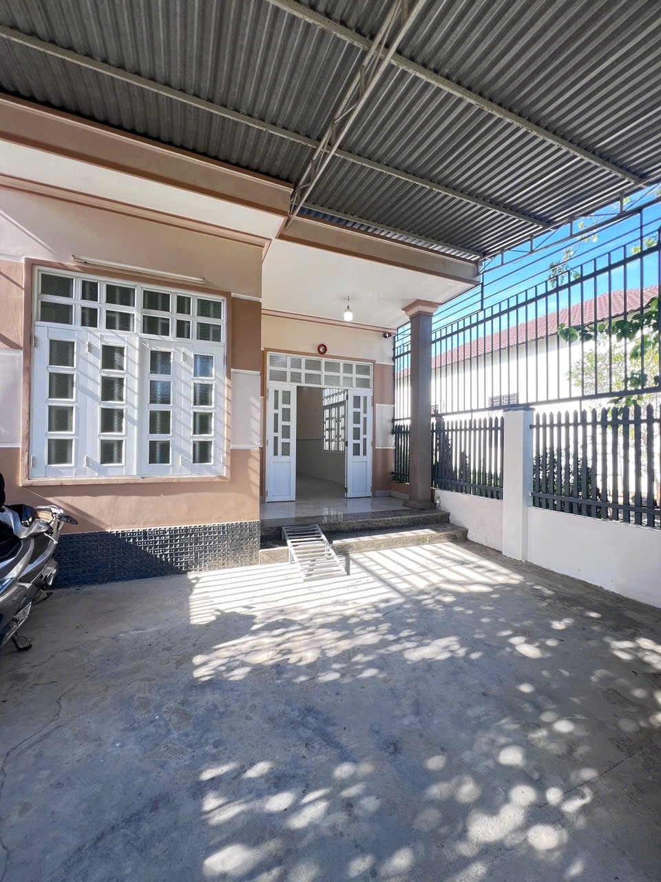 🏡 NHÀ ĐẸP DIÊN AN – PHÚ ÂN NAM 3, GIÁ CHỈ 2 TỶ 950 TRIỆU

📍 Vị trí cực đẹp, cách đường 23/10 chỉ 150m – kết nối nhanh vào trung tâm.

✨ Diện tích rộng 190m², ngang 6,7m, full thổ cư.
✨ Nhà gồm 2 phòng ngủ – 1 WC.
✨ Có sân đậu ô tô rộng rãi.
✨ Đường