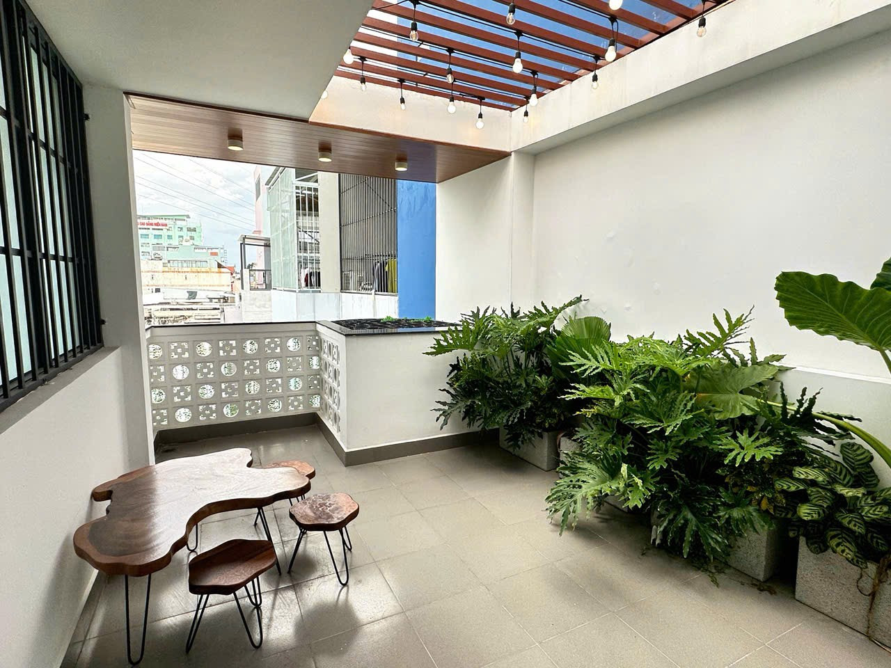 Bán nhà 3 tầng mới đẹp có sân thượng sân trước. Hẻm xe hơi. Phạm văn chiêu