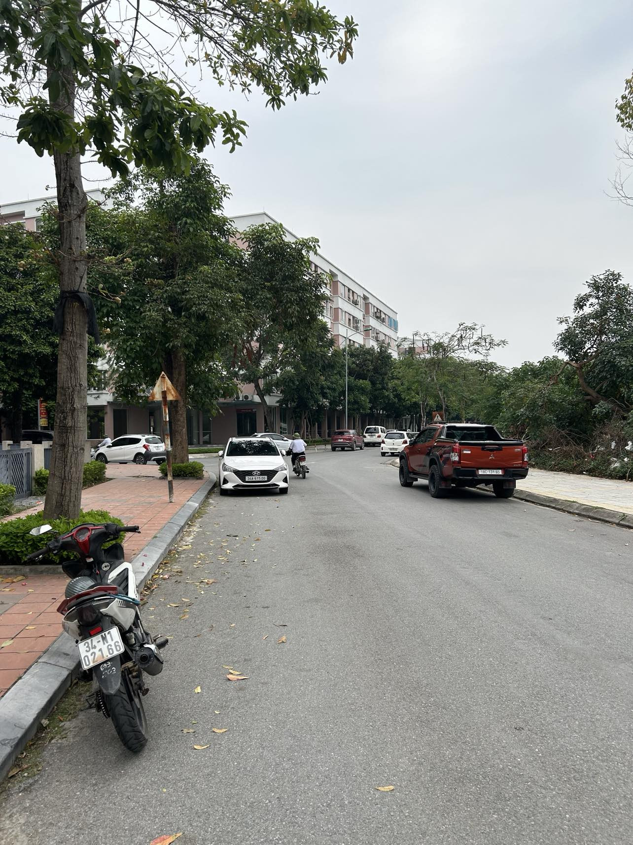 Cho thuê xưởng trung tâm Trâu Quy/Gia Lâm 100m2 đường 15m có gác xép,vỉa hè rộng