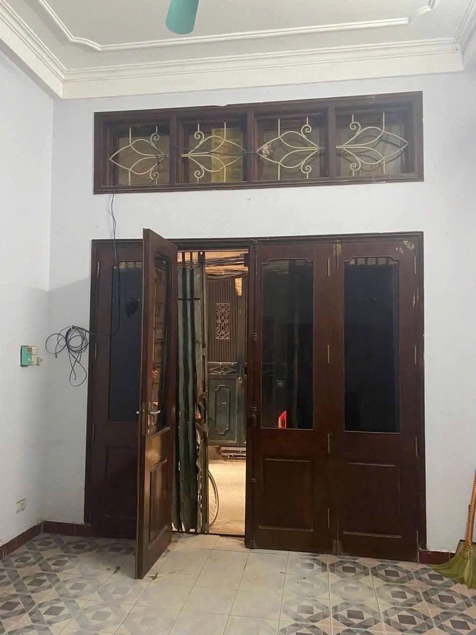 Cho thuê nhà nguyên căn Ngõ chợ Khâm Thiên Đống Đa cho hộ GSD thuê
DT36 m x5 tầng
Thiết kế 3pn 3vs -10tr/1 tháng