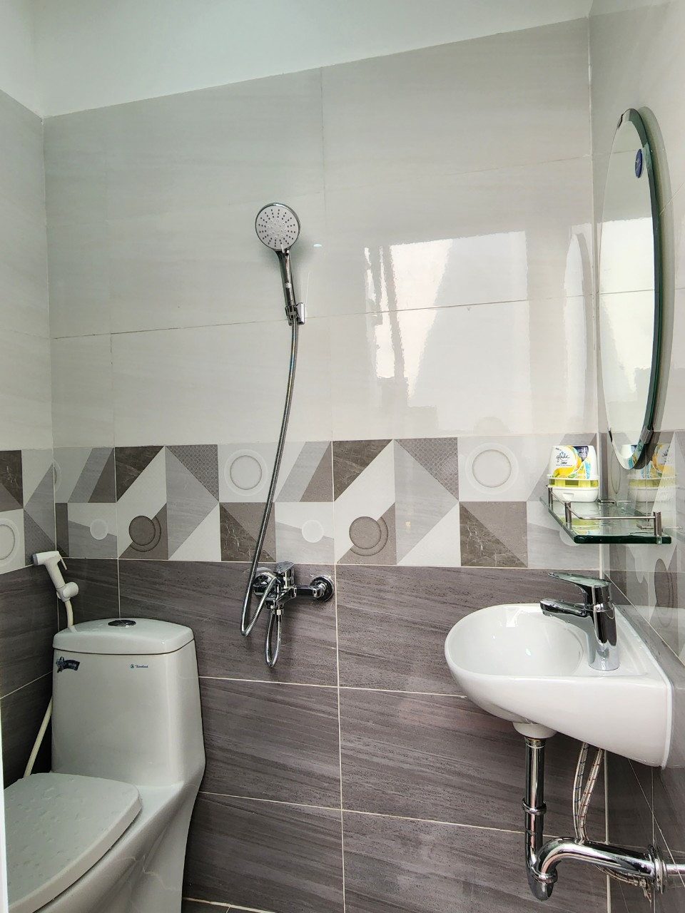 Khu an ninh nhất Chu Văn An. Với 1 tỷ 990 căn 30m² xây 1 trệt 3 lầu, sổ riêng. Hẻm 4.5m, sổ sẵn