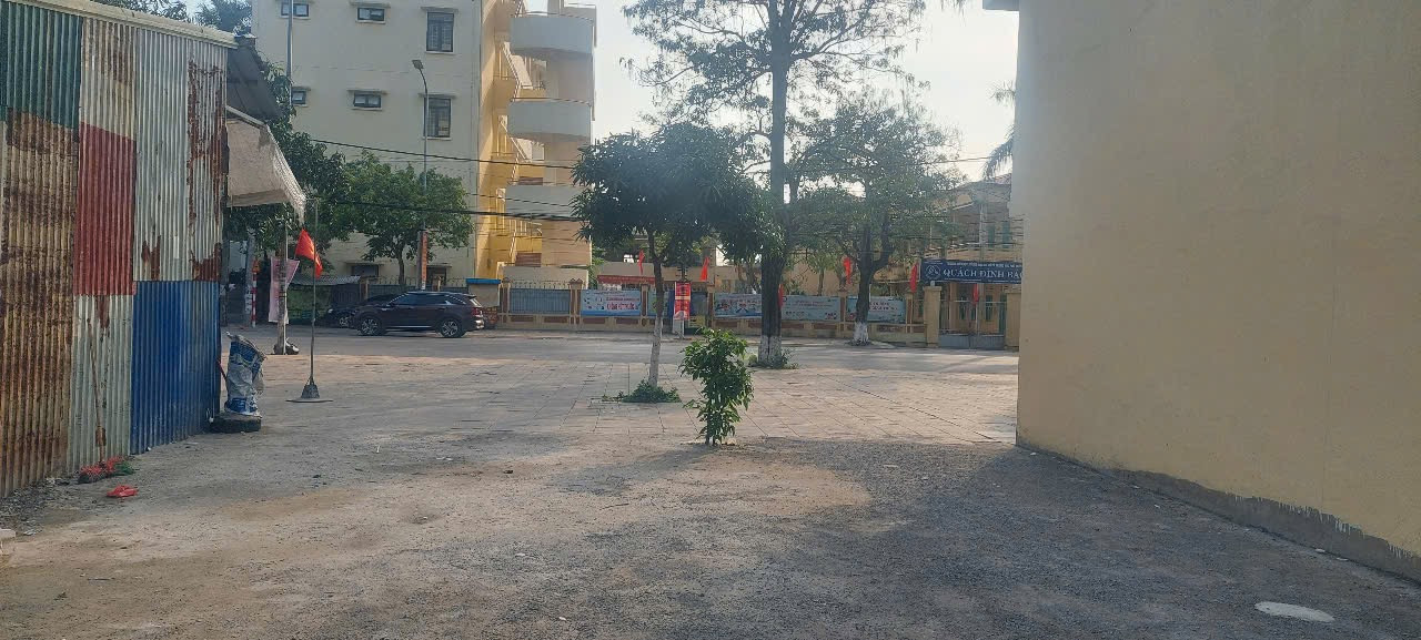Vỉa hè siêu rộng. Đường lớn. Đối diện trường cao đẳng, có khoảng không lưu đằng sau