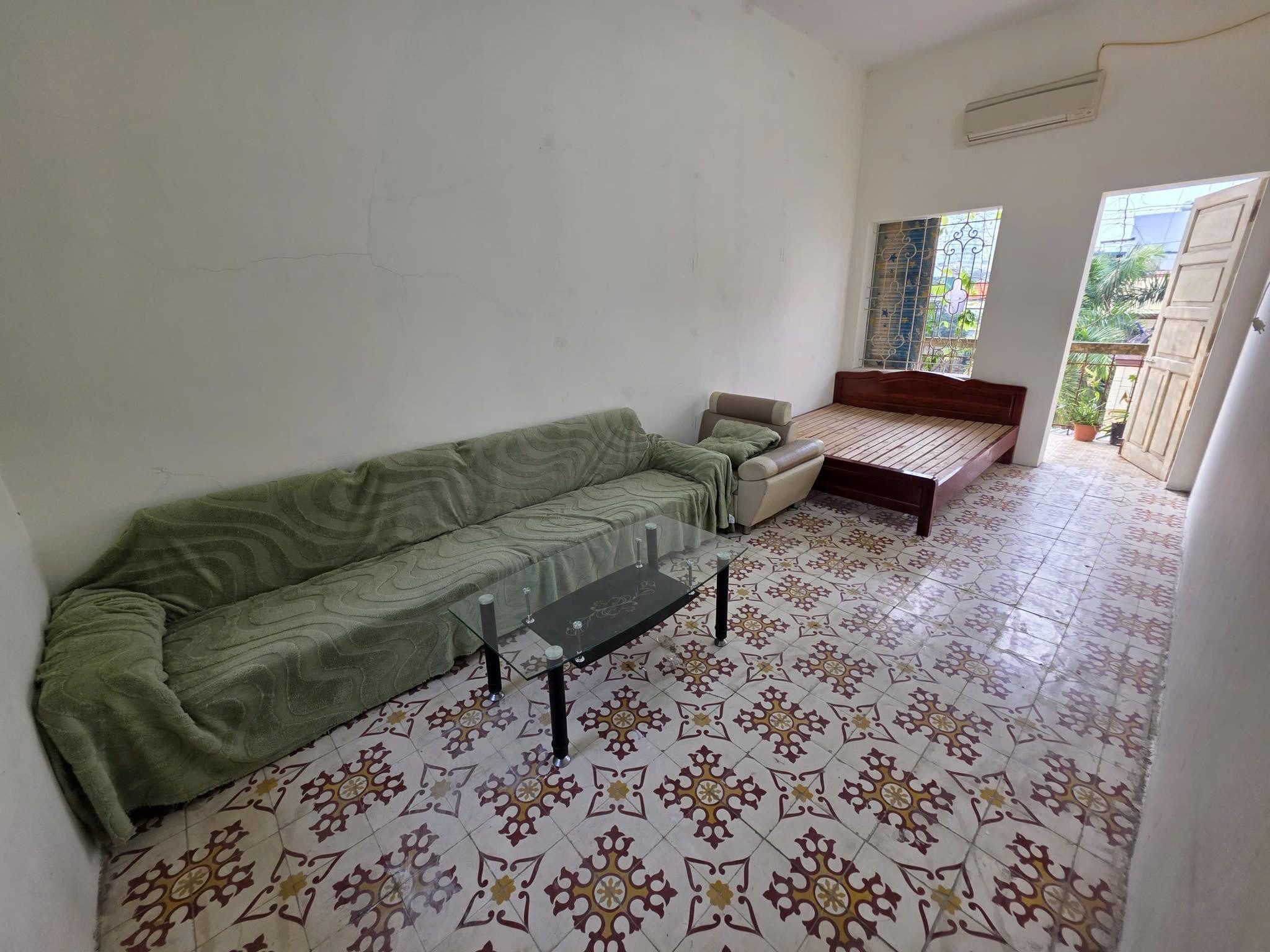 cho thuê căn hộ TT Tầng 5 tập thể  học viện ngân hàng, số 12 Chùa Bộc, ĐỐng Đa-Dt 80m-8Tr/1tháng