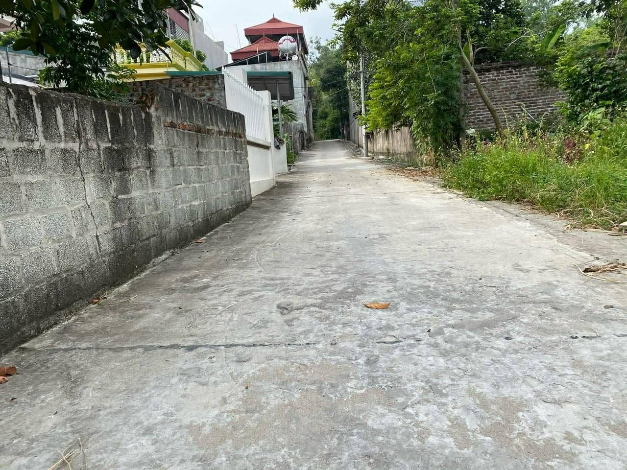 CUỐI LÀNG ĐÔNG VIÊN ĐƯỜNG TIỆN LỢI OTO VÀO