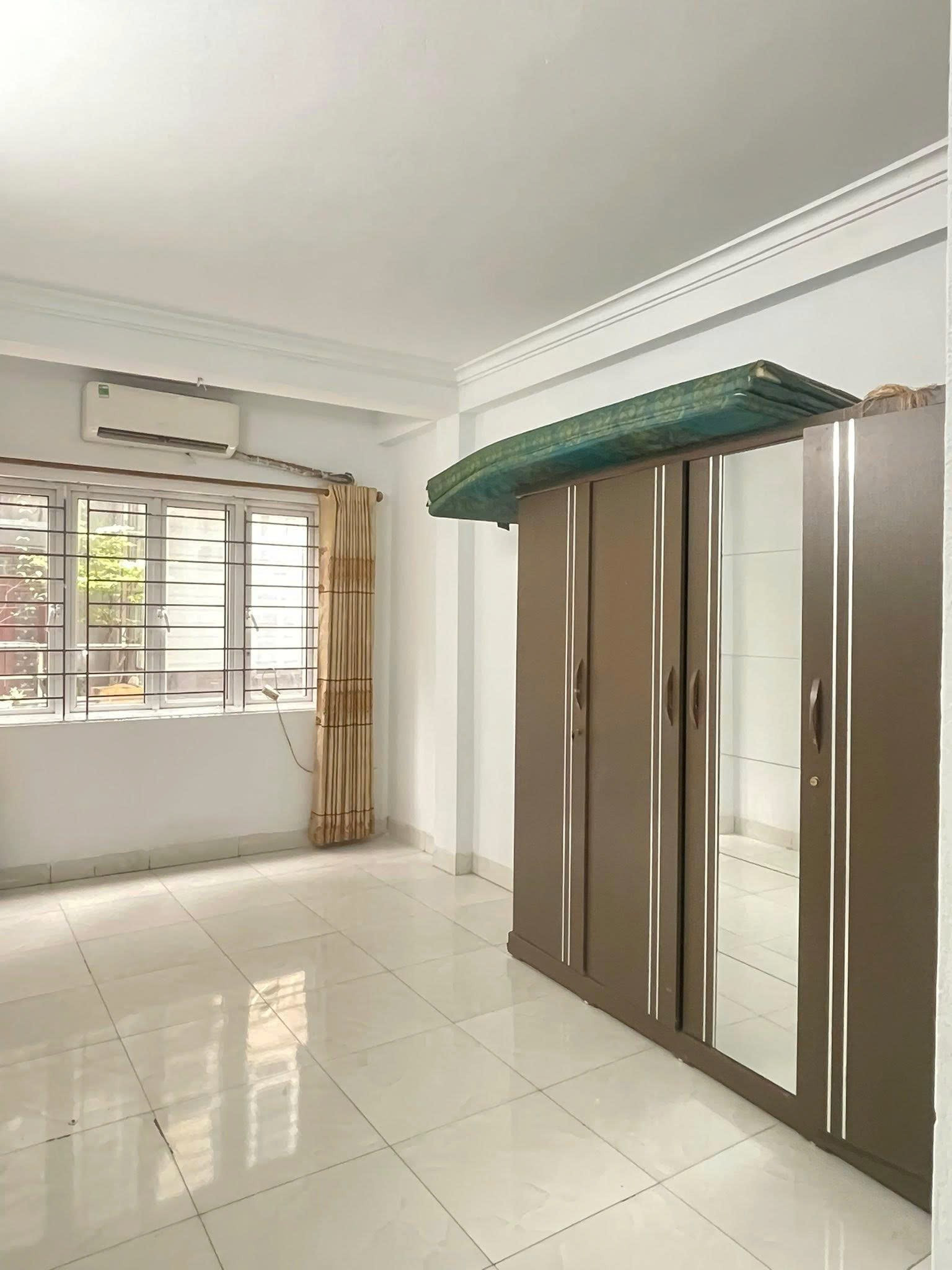 Cho thuê nhà MP Chùa Quỳnh, Bạch Mai - Hai Bà Trưng 25M*5T giá 11 triệu Ô TÔ, KD