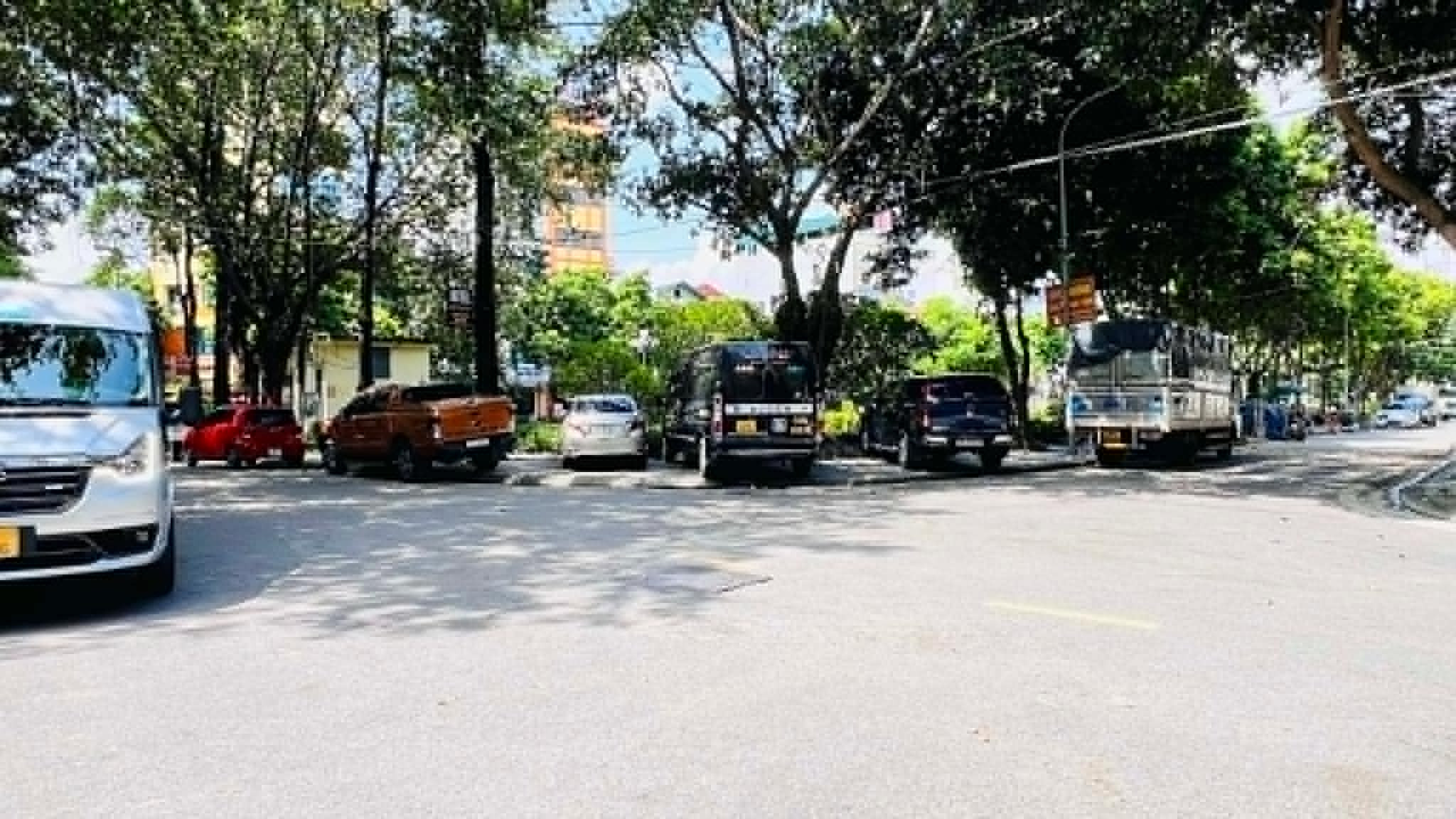 khách sạn Cổ Linh, dòng tiền ổn định 1.2tỷ/năm ,vỉa hè, ôtô dừng đỗ ngày đêm
