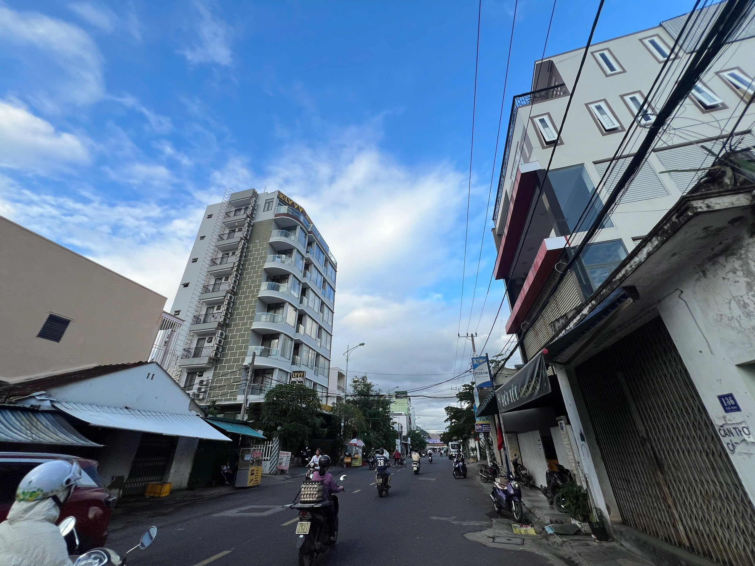 BÁN NHÀ 3 TẦNG SIÊU ĐẸP HẺM CỦ CHI GẦN BIỂN