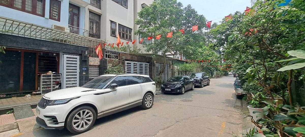 BÁN NHÀ LIỀN KỀ ĐƯỜNG HOÀNG VĂN THÁI. 85M2 - 4 TẦNG. GARA Ô TÔ.