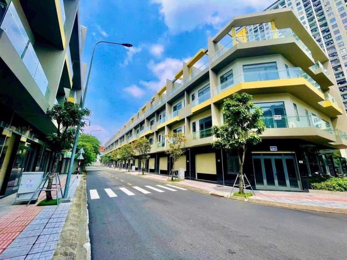 Nhà phố 1 trệt 2 lầu sân thượng tại bình dương