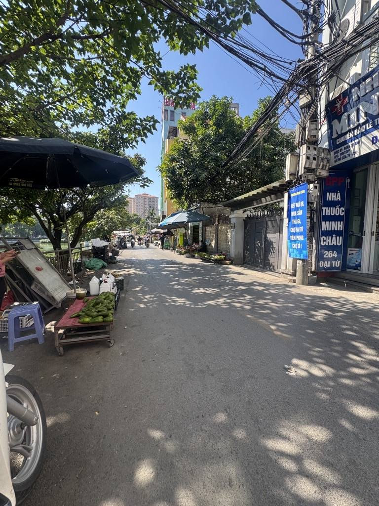 Bán nhà mặt phố Đại Từ,HN, DT 40m2, 5 tầng, Mt 4 m, giá bán 19.5 tỷ
🔥Mô tả:
☀️ Nhà mặt phố, vỉa hè, view hồ, chợ,  oto tránh, kinh doanh tốt mở cửa có tiền.
🏡 Thiết kế 5 tầng
🌟tầng 1, 2 thông tầng đang cho thuê.
🌟 TẦNG 3, 4 mỗi tầng 1  ngủ rộng, Wc
