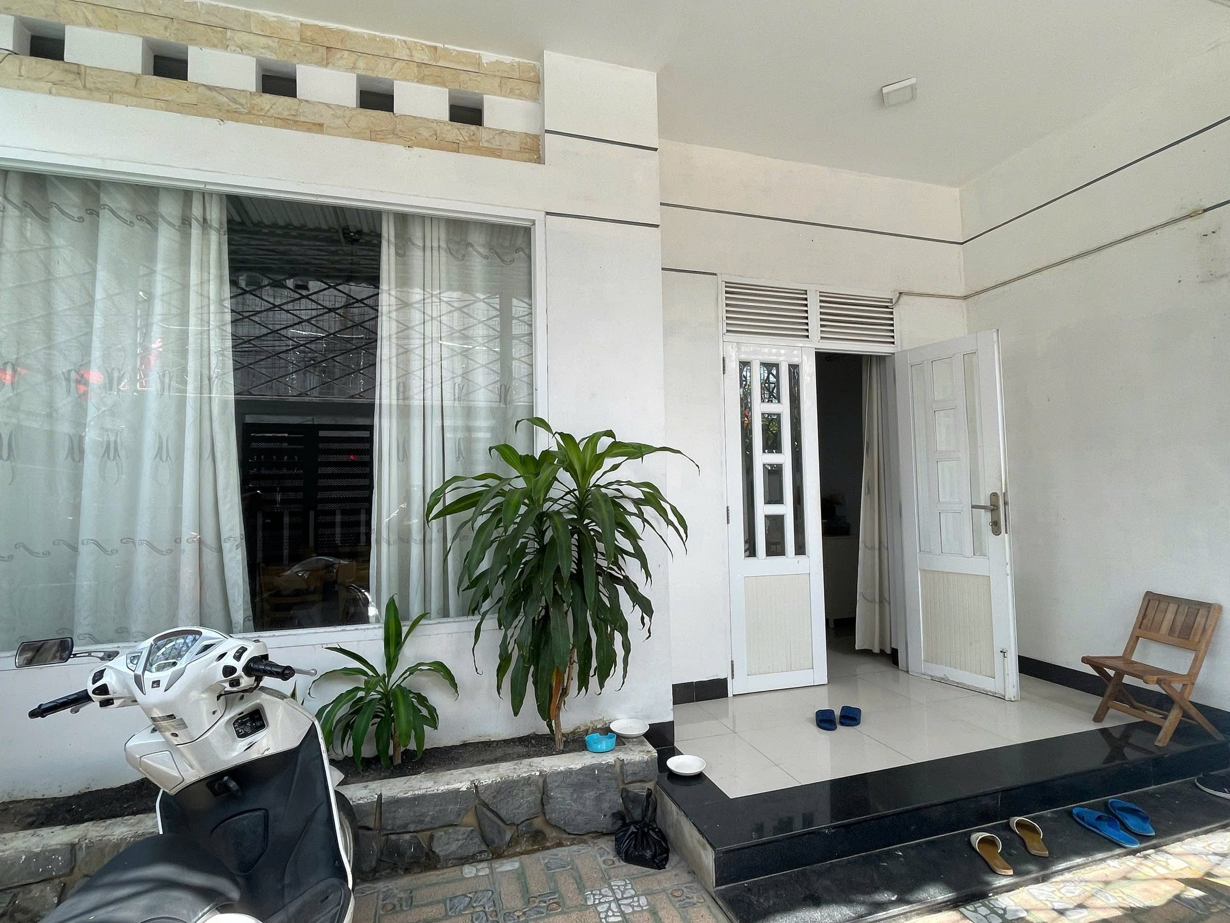 🔥 CHỦ GỬI BÁN NHÀ 2 MẶT TIỀN TRƯỚC SAU - ĐƯỜNG ĐẶNG LỘ, BẮC NHA TRANG 🔥

Cơ hội sở hữu căn nhà có chiều ngang hiếm có tại khu vực phía Bắc! Nhà cực thoáng, công năng tối ưu cho gia đình có người lớn tuổi.