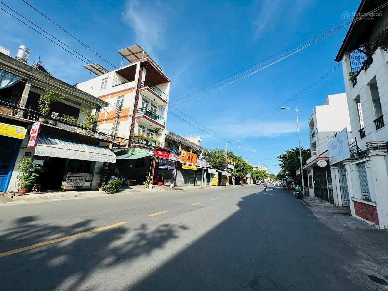 Bán Đất Sẵn Mặt Bằng Kinh Doanh Gia Đình Mặt Đường Đặng Tất - Vĩnh Hải.
- Diện Tích 572m2 ngang 12m Nở Hậu 17,7m.