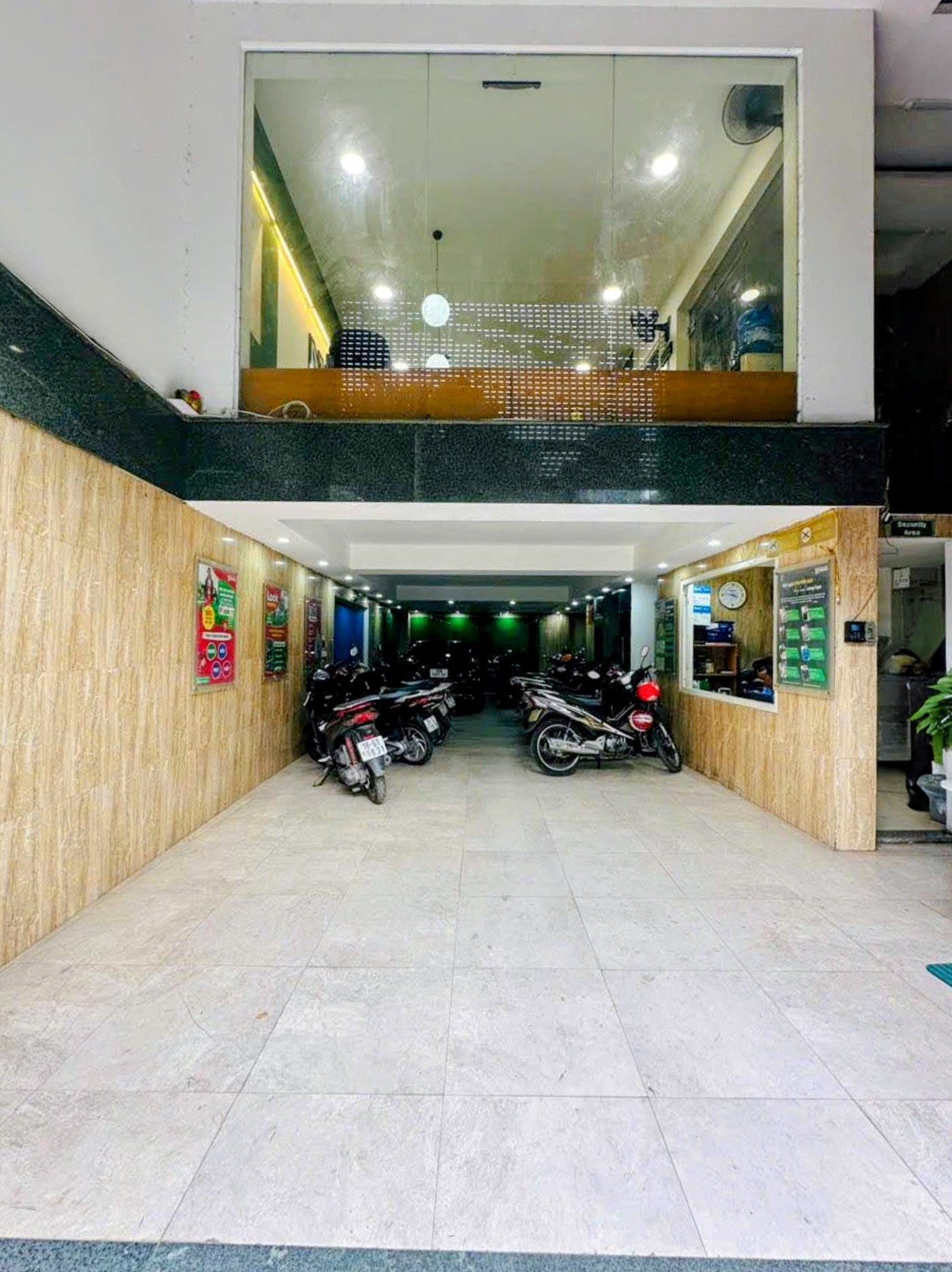 Tòa nhà văn phòng mặt phố lãng mạn khu hồ Hoàng Cầu – Mặt tiền rộng 7.8m – 112m2 x 9 tầng thang máy dòng tiền ổn định
