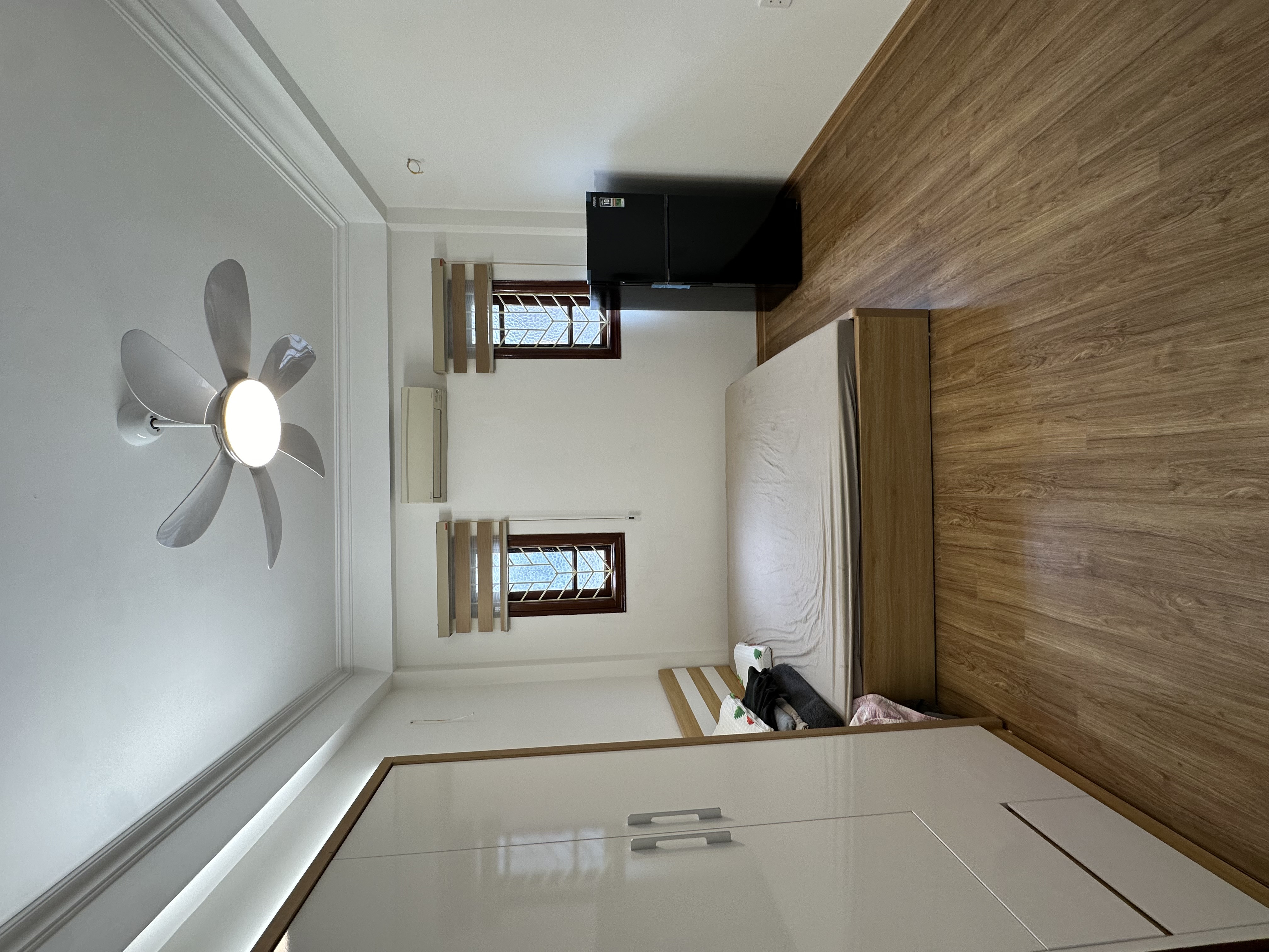 Cho thuê phòng ở  ngõ 155 đặng tiến đông 
giá từ 3tr6_ 4tr ( phòng 2 người - 15m) cửa sổ thoáng sau là bên quân đội
và 4tr2-4tr5 ( 18m ) có ban công  
Phòng to 6tr ( 36m - chia làm 3 phòng nhỏ có thể 3 người ) 
Nội thất cơ bản giường tủ điều hoà tủ lạ