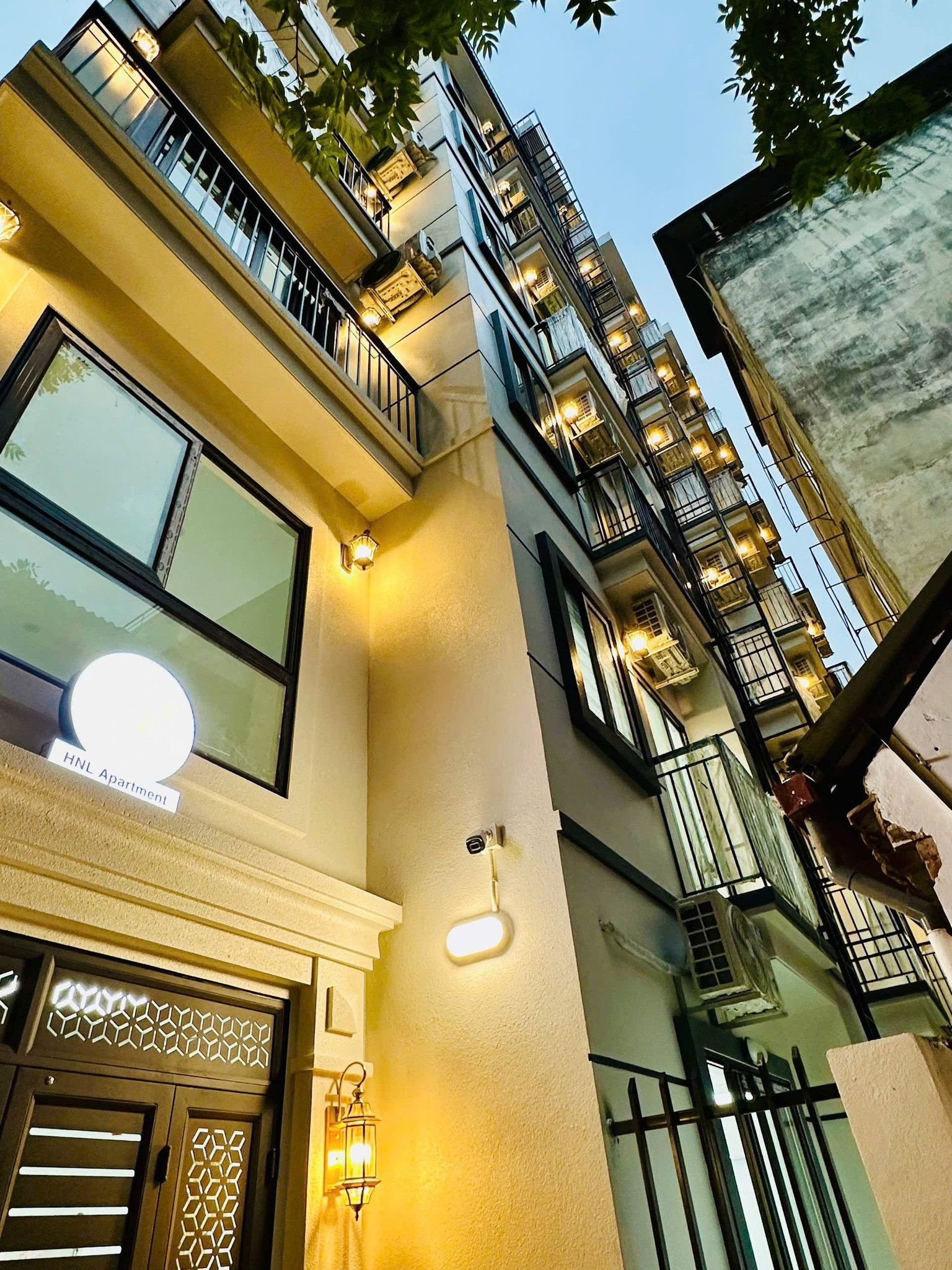 BÁN TÒA NHÀ CHDV ĐƯỜNG NGUYỄN KHANG. 185M2 - 7 TẦNG. THANG MÁY. 35 PHÒNG.