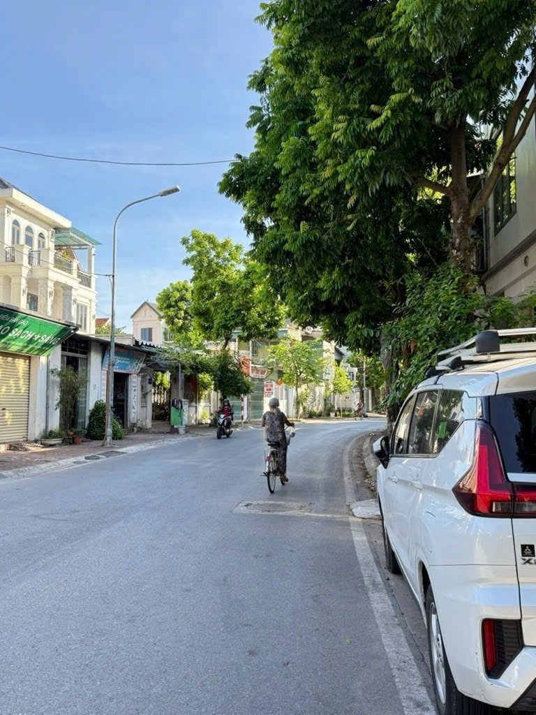 Sát vách Vin, gần phố Đào Xuyên