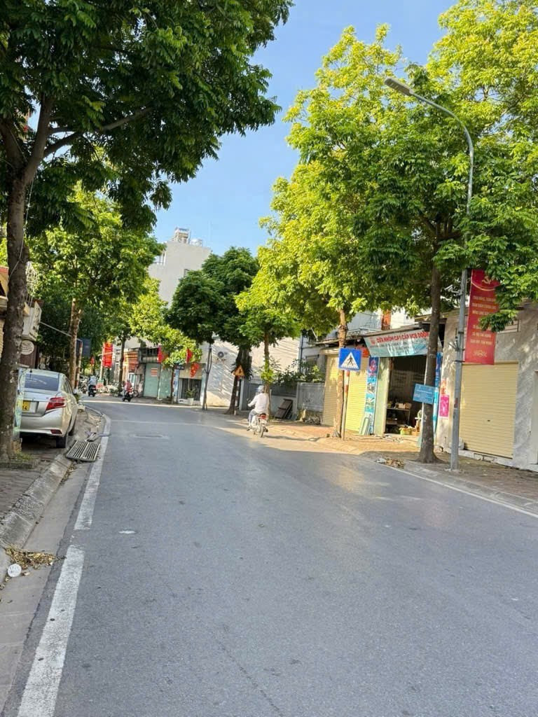 Sát Vin mặt phố Đào Xuyên kinh doanh vỉa hè ô tô tránh