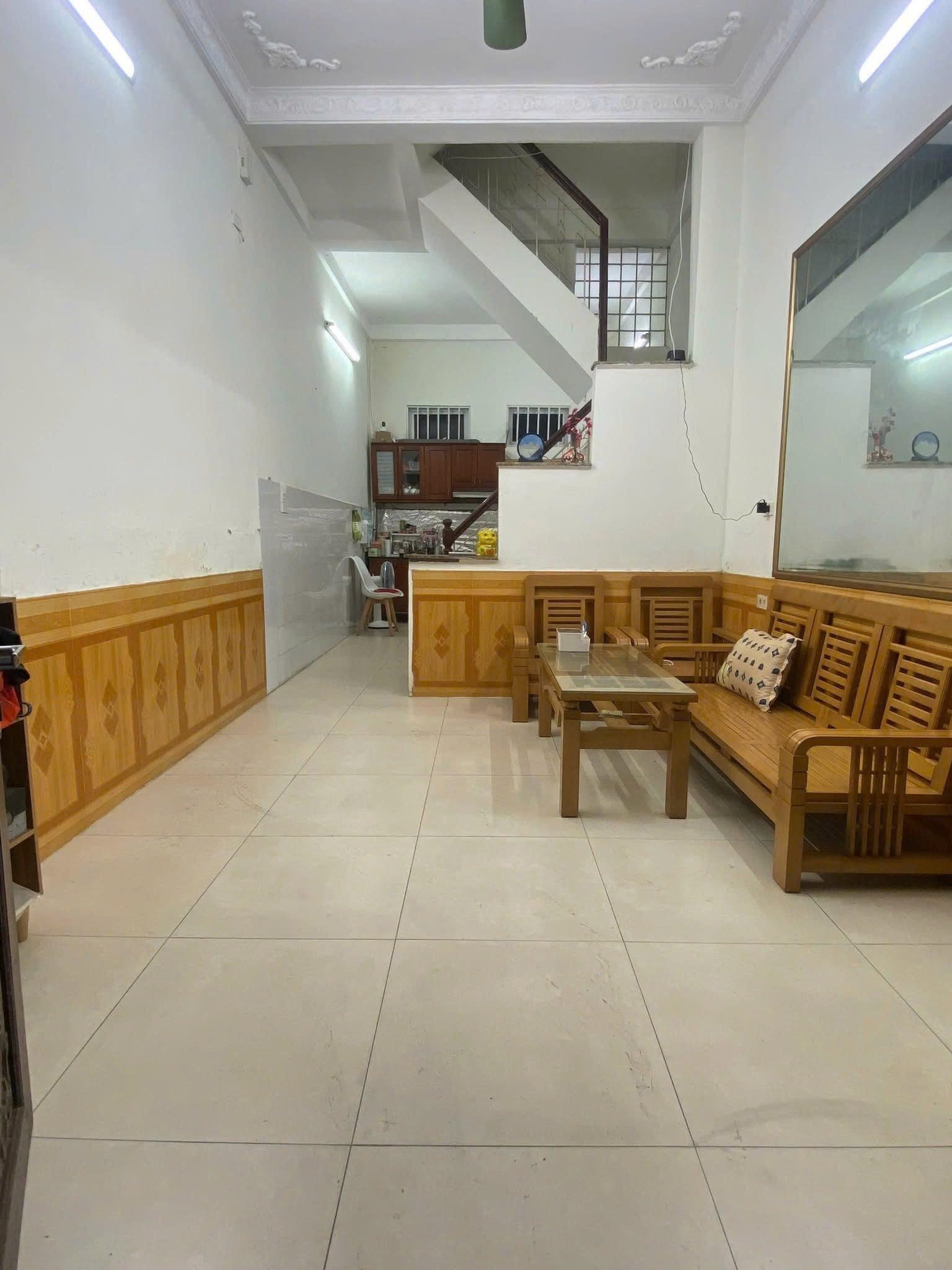 Cho thuê nhà ngõ 318 Đê La Thành, Đống Đa 32M x 4T (4 ngủ) giá 12 triệu