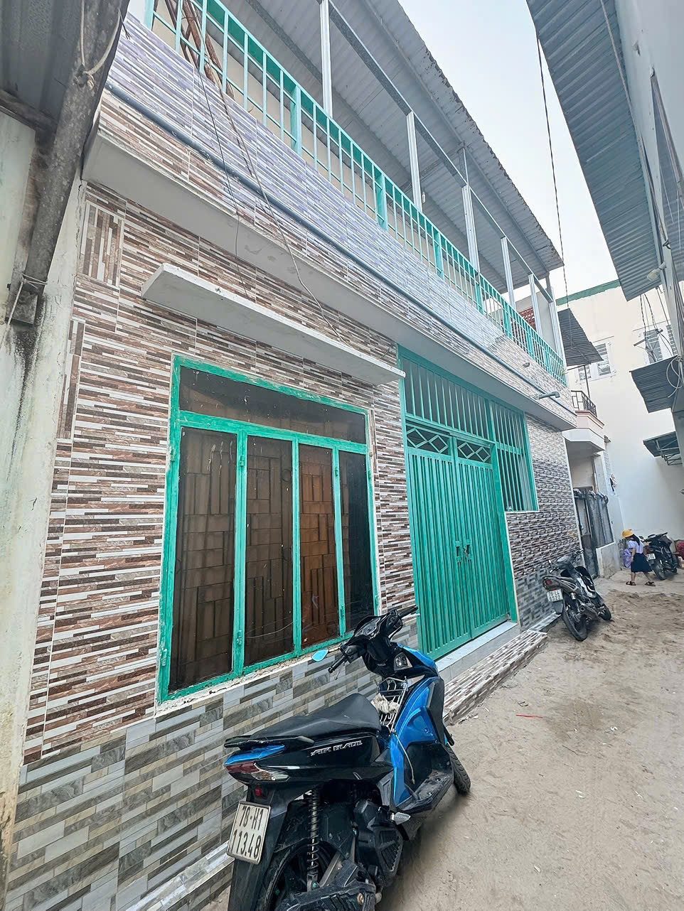 BÁN NHÀ 2 TẦNG GẦN BIỂN HẺM PHẠM VĂN ĐỒNG PHƯỜNG BẮC NHA TRANG  Giá 3ty290
Vị trí: hẻm 1,5m -> 2,2m khu dân cư đông đúc gần trường học chợ cách biển phạm văn đồng chỉ 100m 
Hiện trạng: 1trệt 1lầu sân để xe phòng khách bếp phòng thờ 3 phòng ngủ 3wc ban c
