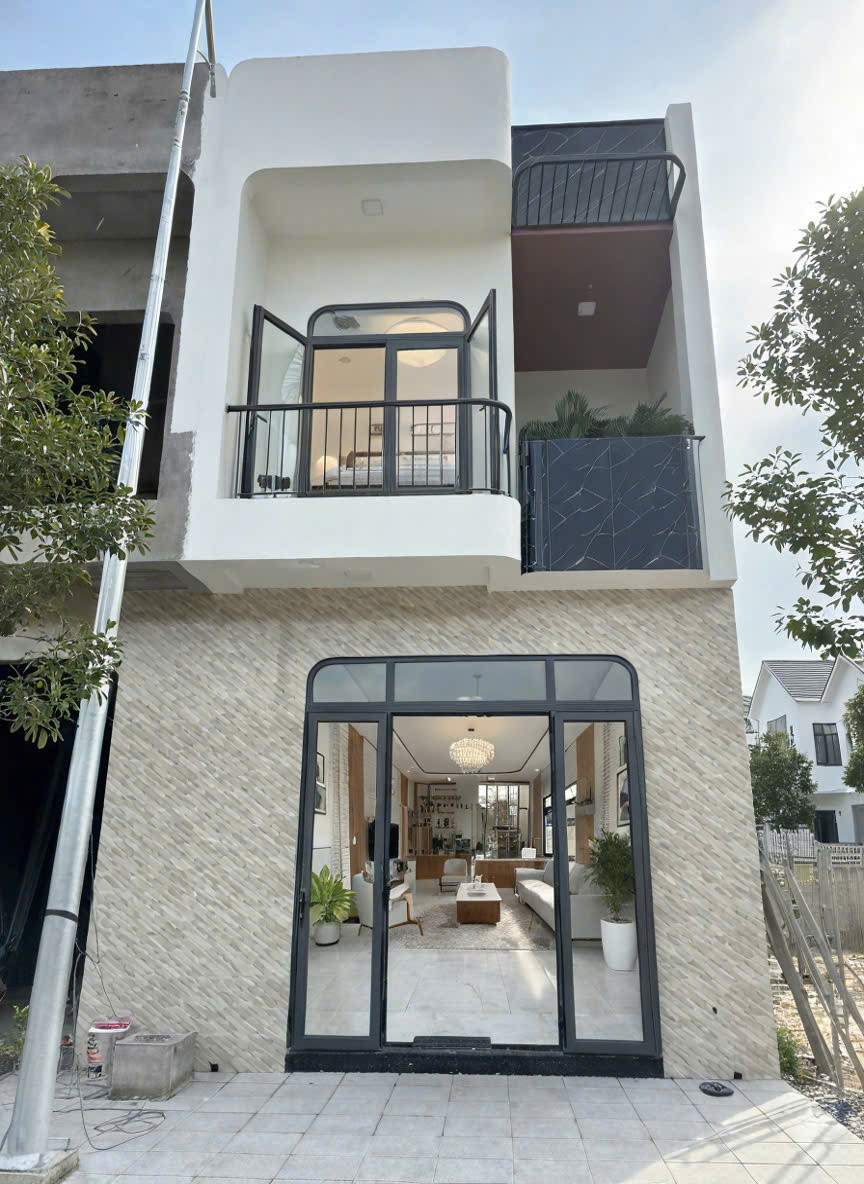 Bán nhà 2 tầng nằm cổng sau KCN Nam Tân Uyên - 590tr nhận nhà ở ngay