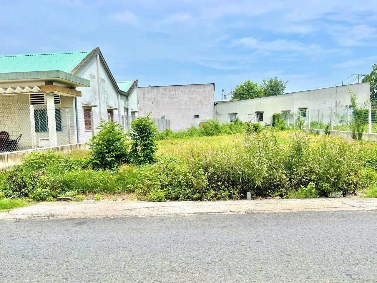 chủ gửi lô đất 200m2 mặt tiền đường nhựa chưa tới 500tr