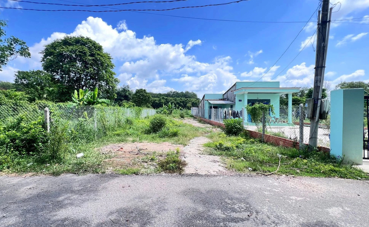Bán đất ngay trung tâm hành chính sát bên KCN dt 500m2 có 200m thổ cư giá 750tr