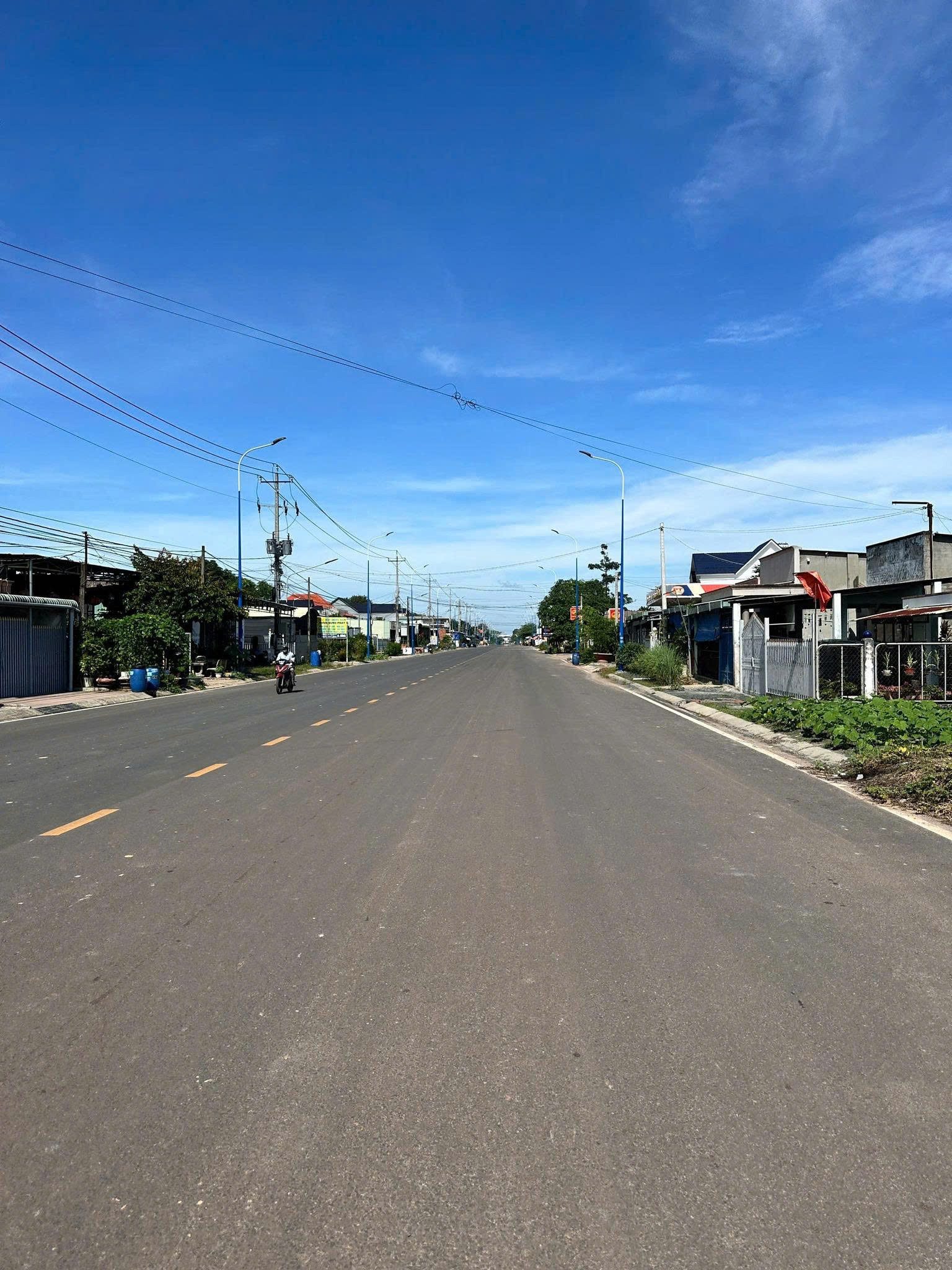 Bán gấp lô đất mặt tiền đường KINH DOANH 32m tại BÌNH DƯƠNG. Gần CHỢ - TRƯỜNG - KCN giá bán lỗ 630tr. AC có quan tâm gọi 0903.263878 xem sổ đất.