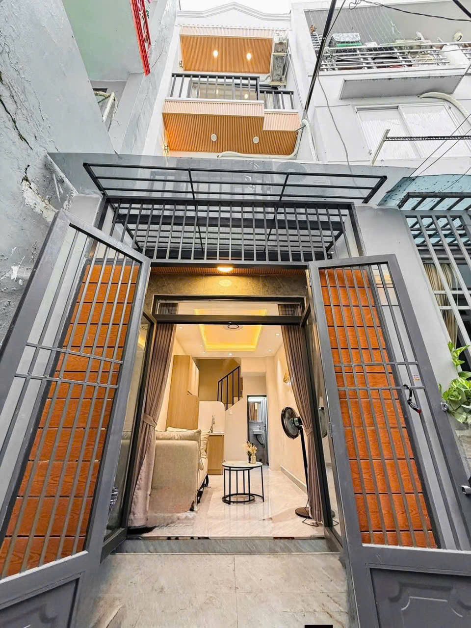 Chủ nhà được con đón qua Mỹ nên cần bán nhanh nhà gần MT Diên Hồng, P.1. Quận Bình Thạnh – 39m2 giá 2tỷ. Sổ sẵn.