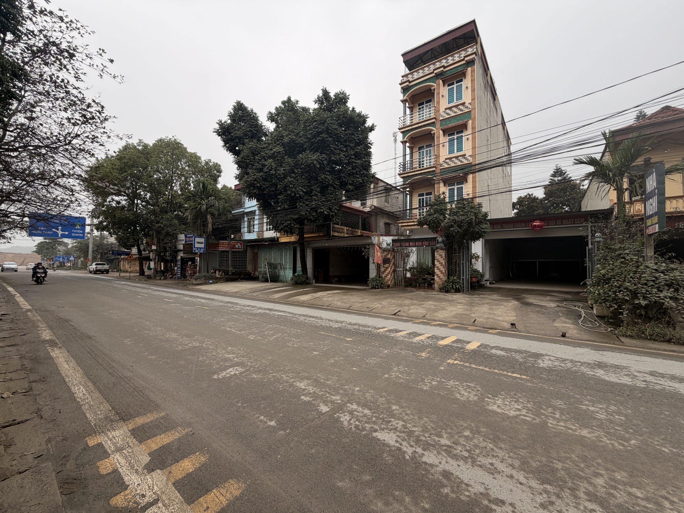 Nhà nghỉ và cửa hàng