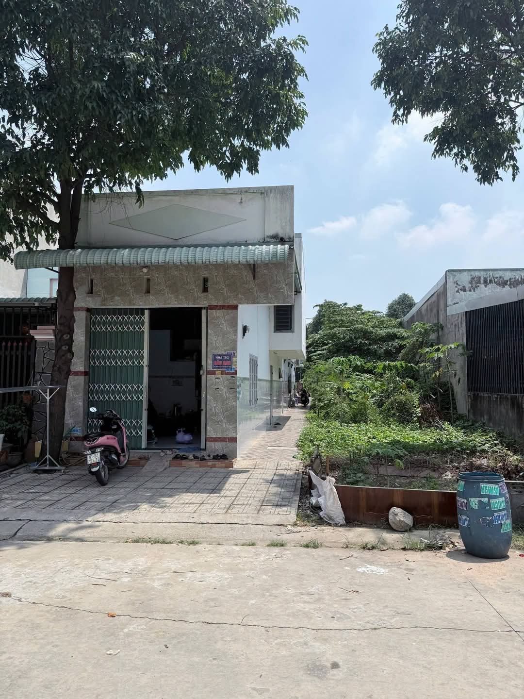 Cách chợ KCN Mỹ Phước 3 500m toạ lạc dãy trọ 150m2 nằm ở Đ. DL14, P. Thới Hoà, Bến Cát mà giá chỉ 1,05 tỷ đang cho thuê hàng tháng.