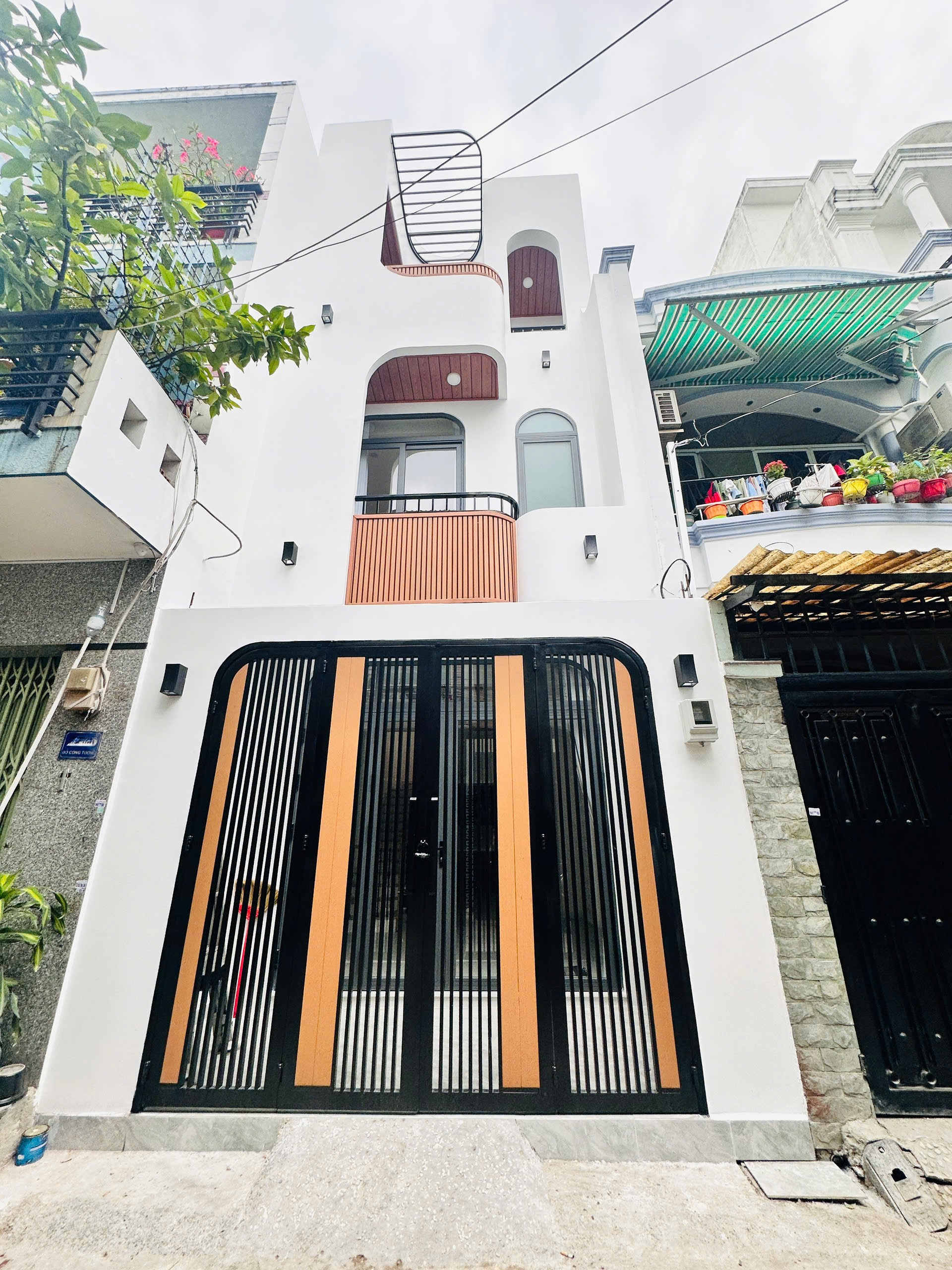 Nhà mới 3 tầng 48m² Đỗ Công Tường, Tân Sơn Nhì. Hẻm nhựa 6m xe hơi vào nhà, 4PN 3WC, gần AEON – Celadon, sổ vuông vức, vào ở ngay. Giá 7.5 tỷ.