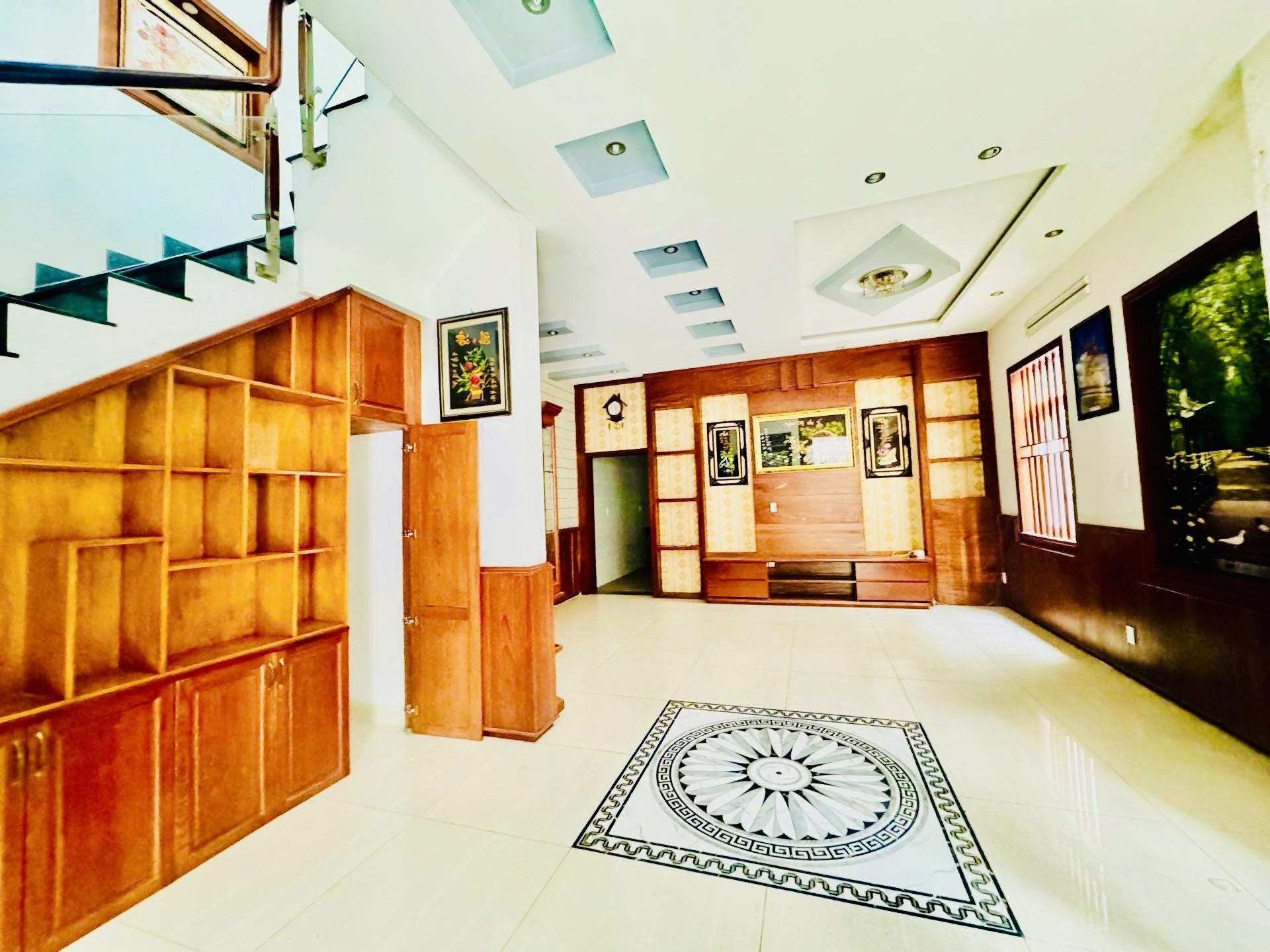 BÁN BIỆT THỰ KHANG ĐIỀN - NỘI THẤT GỖ XỊN - 200M2 (8x25) - GẦN GLOBAL CITY - GIÁ CHỈ 20.5 TỶ (11-35)