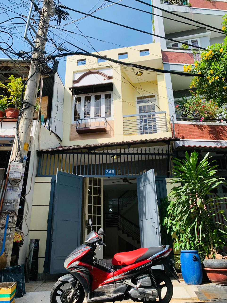 Cho thuê nhà mặt phố ngay khu Độc Lập, Tân Phú . 2 tầng ,nhà mới, còn thơm mùi sơn, tặng 1 máy lạnh, 12tr/tháng