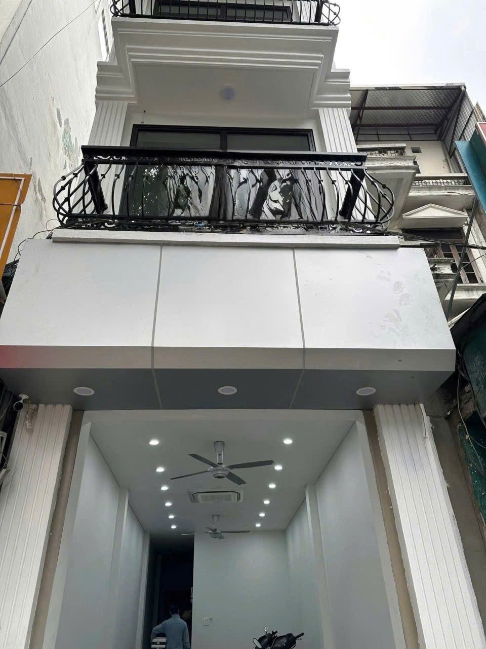 Cho Thuê Nhà Mặt Phố Đội Cấn - Ba Đình 90M² Khách Thuê 3 Tầng 1,2,3 - Thang Máy - Nội Thất CB - Kinh Doanh Đỉnh - Giá Thuê 45tr
