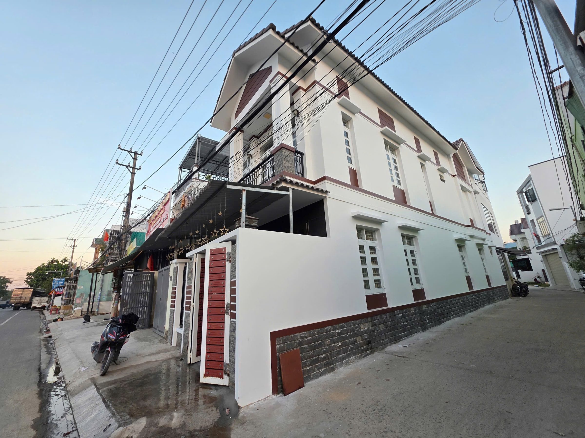 Nhà 2 mặt tiền đường Đồng khởi thị trấn Diên khánh. Gần ngã ba Nguyễn trãi. Diện tích 80m2. Nhà 1 trệt 1 lầu có 3 phòng ngủ, phòng thờ, 2wc, đặc biệt có phòng ngủ tầng trệt. Đầy đủ nội thất, nhà đẹp kiên cố phù hợp cho gia đình an cư lạc nghiệp.
Giá 3,85