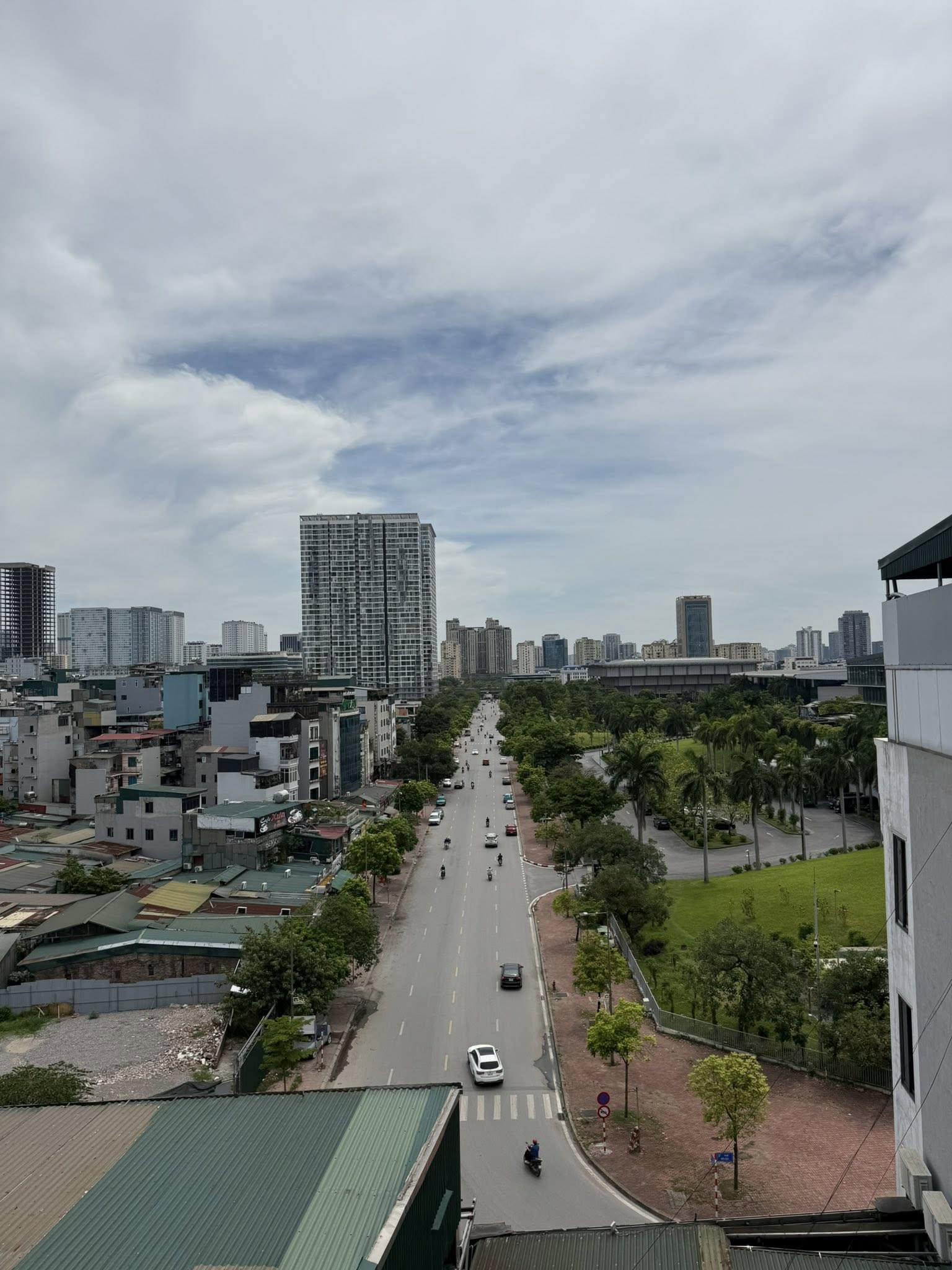 BÁN TÒA NHÀ PHỐ ĐỒNG ME. 188M2 - 10 TẦNG. THANG MÁY. 50 PHÒNG KHÉP KÍN.