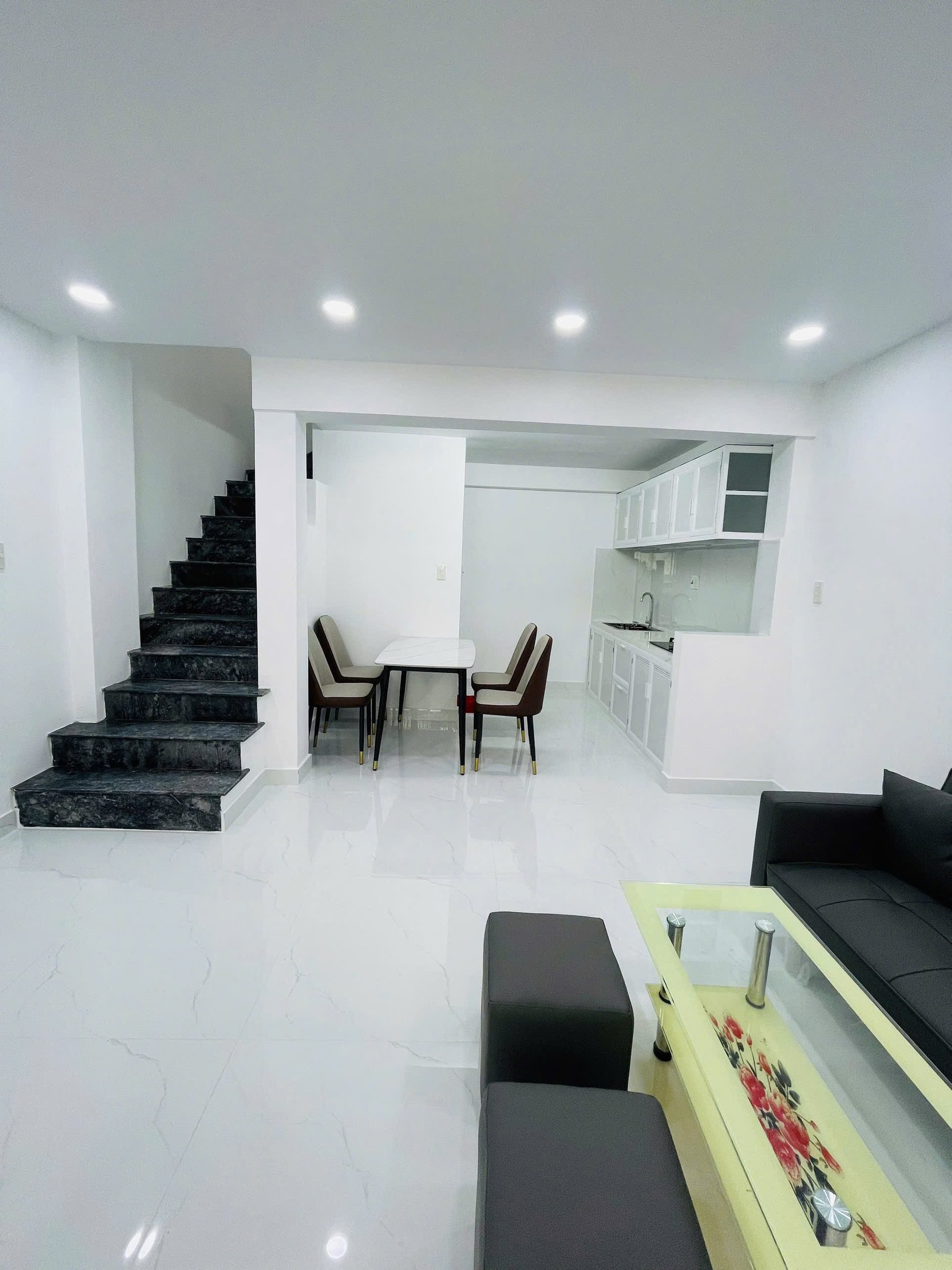 😲😲chủ hạ giá 100tr bán nhanh
 Bán nhà hẻm Đồng Nai 1 trệt 2 lầu giá 3ty250
- Vị trí: hẻm Đồng Nai thông ra Phùng Thế Tài, phường Nam Nha Trang.
- Kết cấu nhà 1 trệt 2 lầu ( 1 phòng thờ + 2 PN + 2 WC)
Bếp đầy đủ
Sân để xe máy rộng rãi
- Diện tích đất