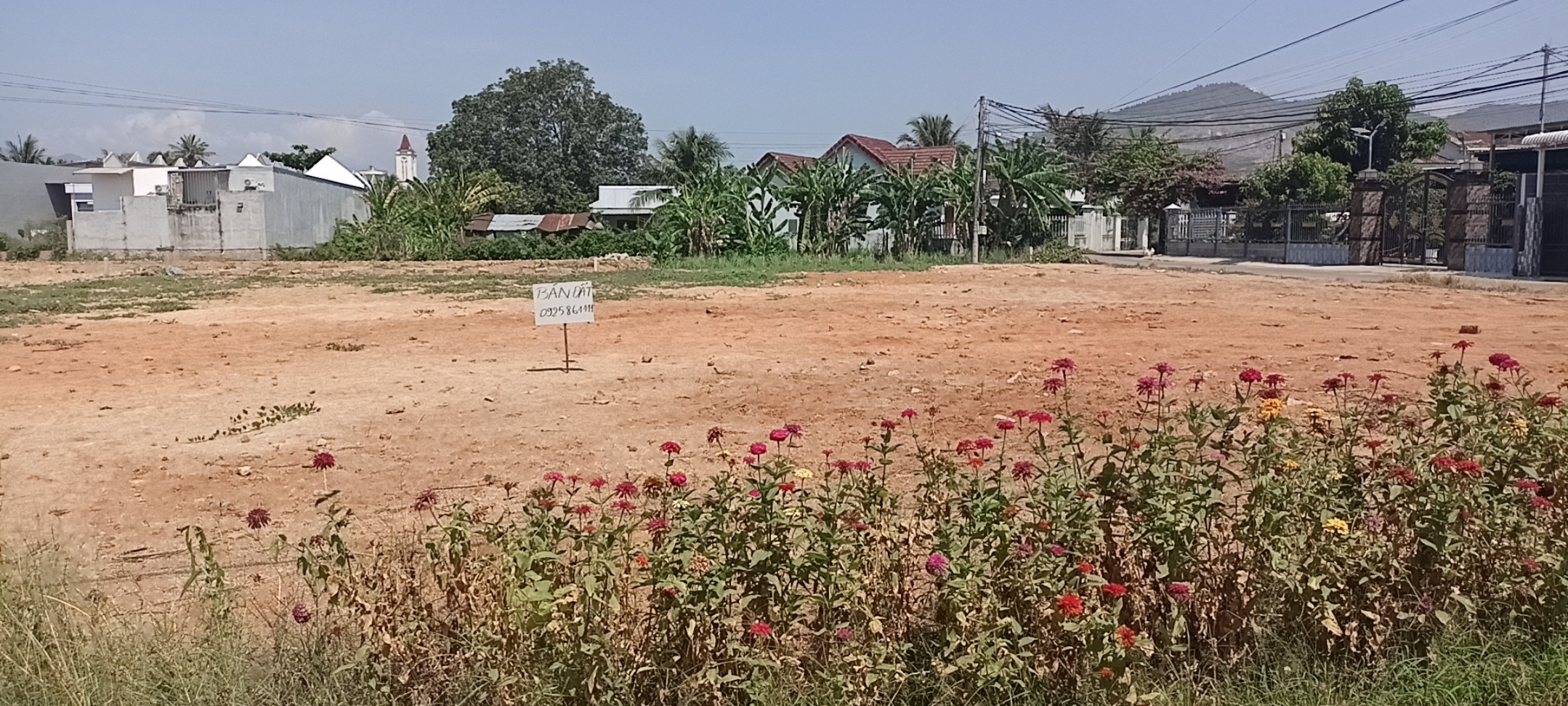 Đất full thổ, tiếp giáp 2 trục đường thông tú hướng.
