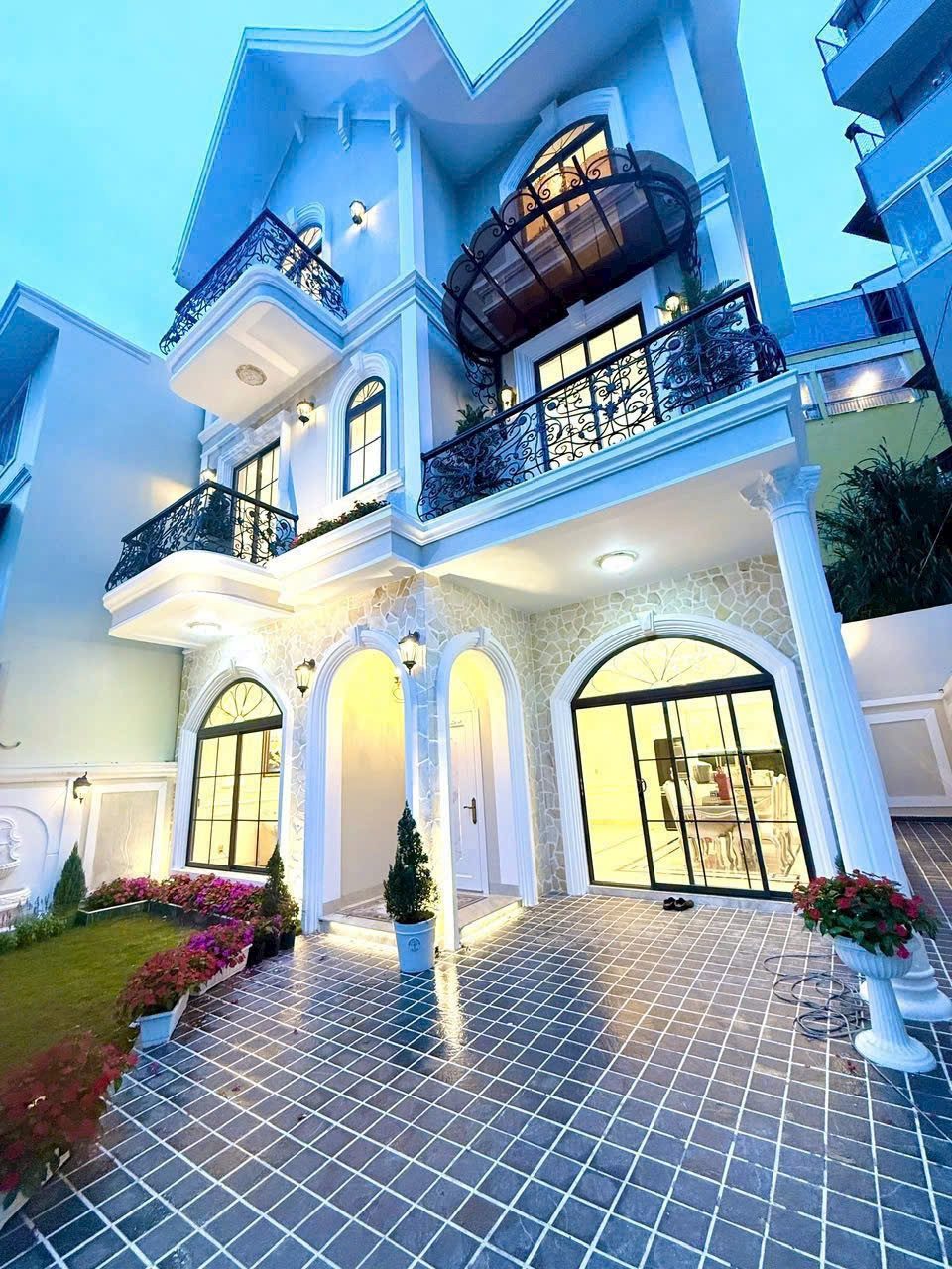 Căn Biệt thự mới tinh một công trình kiến trúc tâm huyết của gia chủ . đẹp đẳng cấp nội thất ngoại nhập cách hồ Xuân Hương 3km