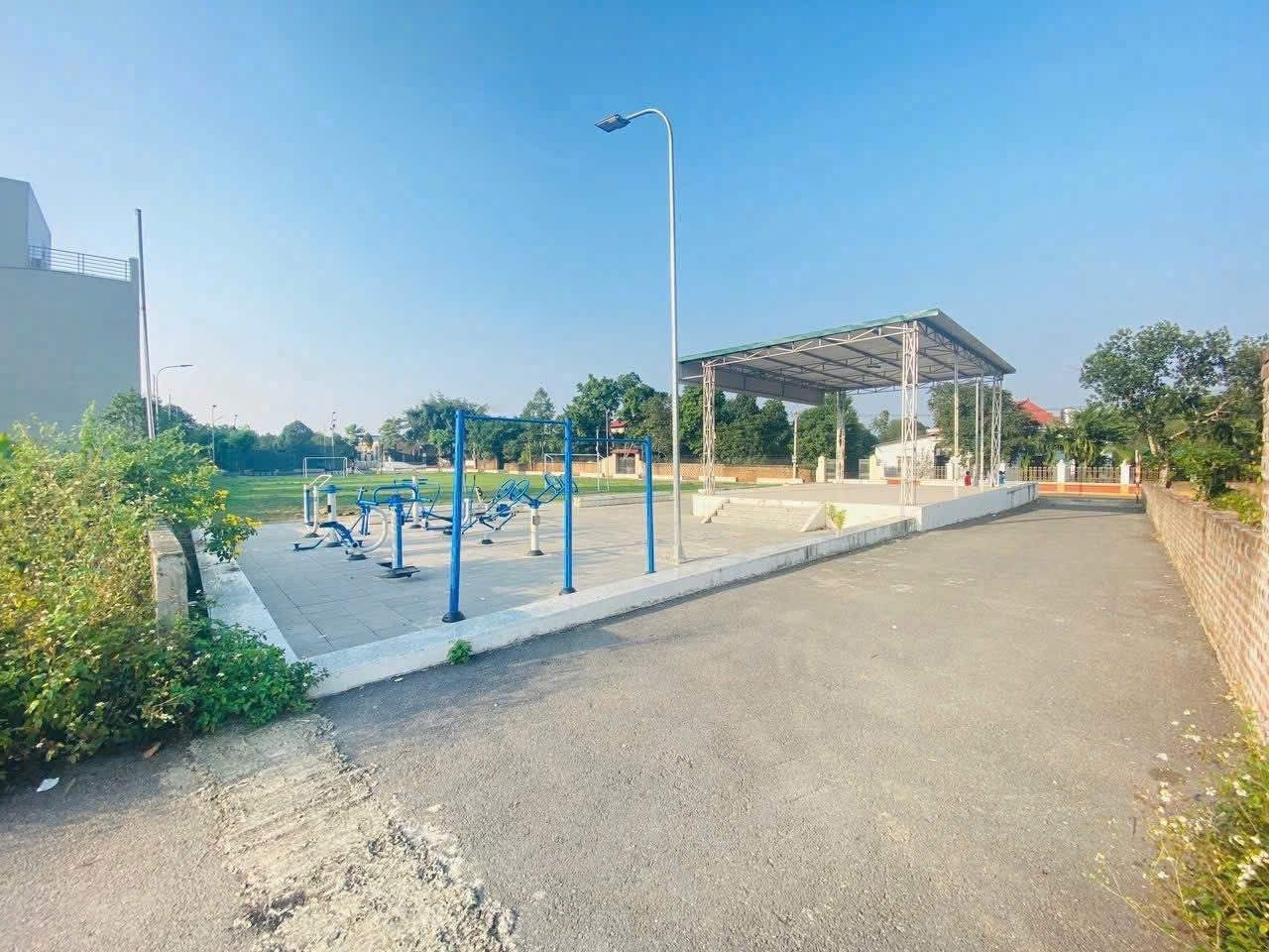 Hot nhất kv hòa lạc chỉ nhỉnh 2ty có 65m full đất ở nằm tại trung tâm hòa lạc di chuyển ra DHQG và CNC chỉ 5p. Lhe 0987.150.666 e dẫn đi xem đất ạ.