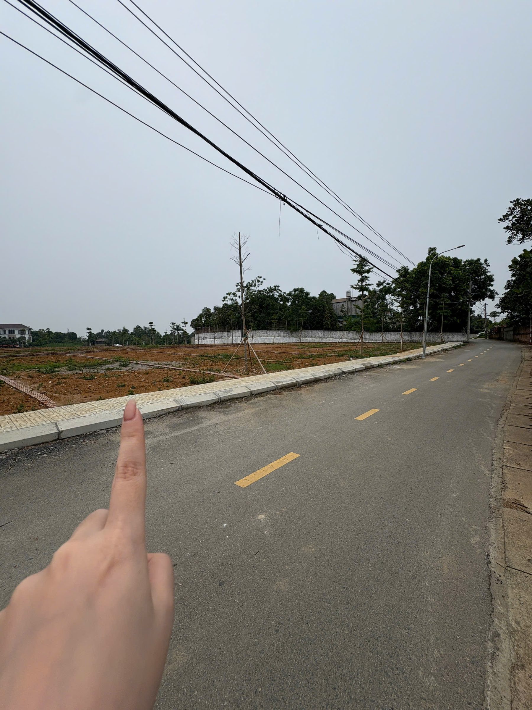 Bán gấp lô đất mặt đường trục chính liên xã
