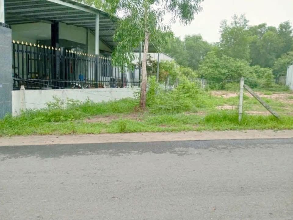 Ông Bác gửi bán lô đất đẹp vì chuẩn bị qua ở chung với con cháu. Nên cần bán nhanh giá thương lượng. Liên hệ e dẫn đi xem