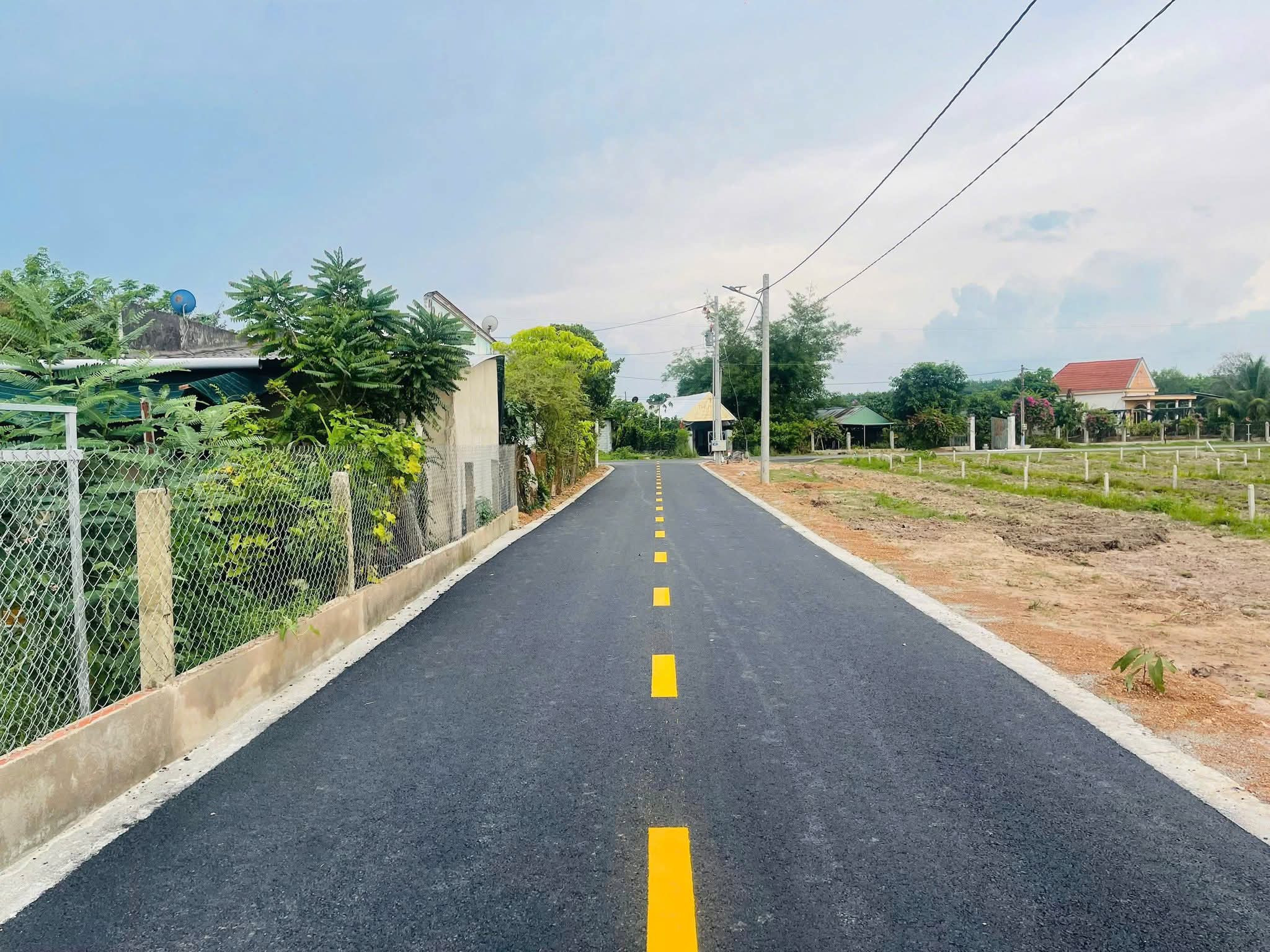 Chủ cần bán gấp 2 vị trí liền kề mặt tiền đường đường liên huyện!. Kinh doanh được luô. Dân cư đông, tiện ích nhiều