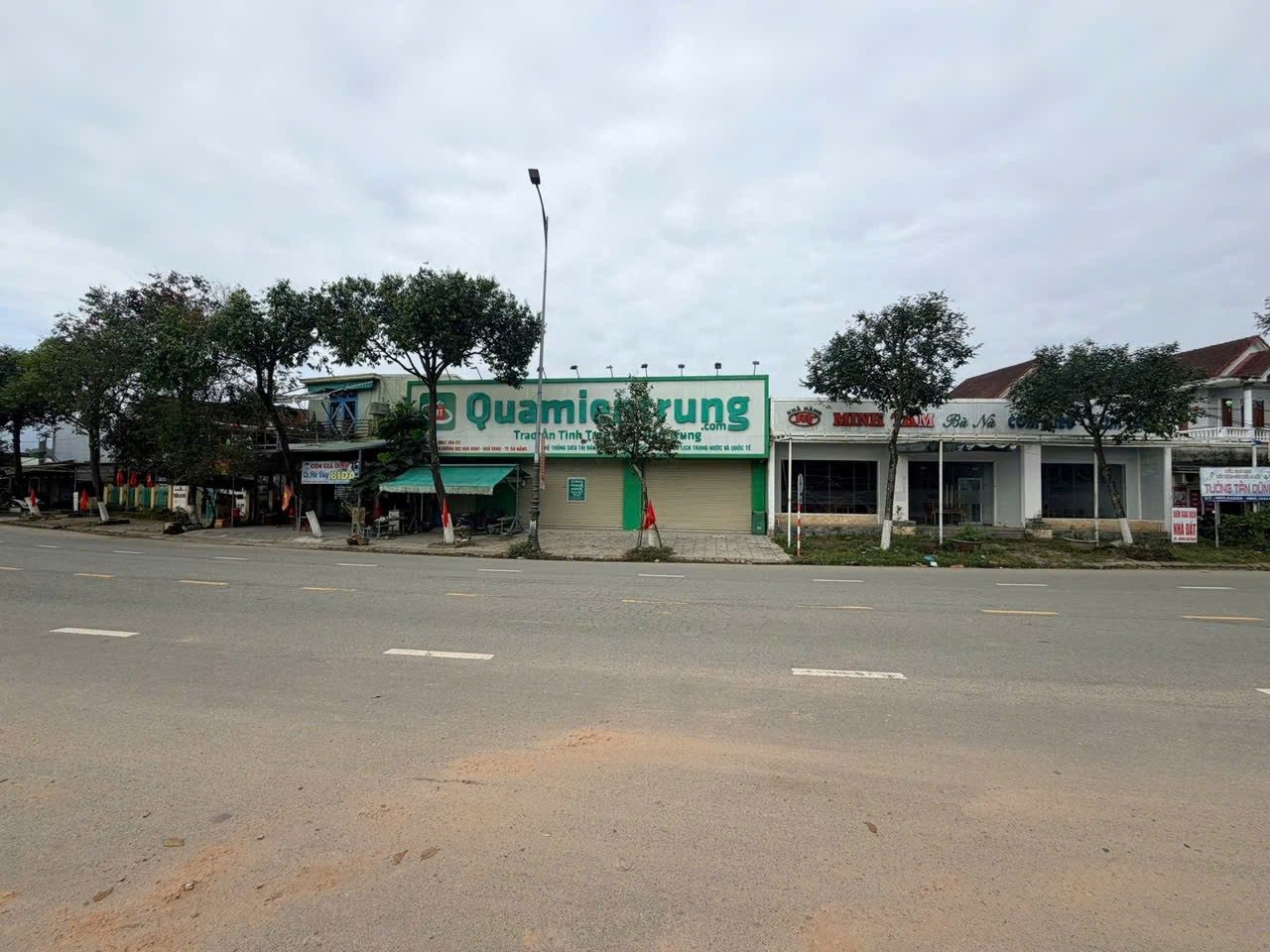Bán đất 4000m2 ( 100x40m ) ngay cổng Bà Nà - lô góc 4 mặt tiền - 90 tỷ