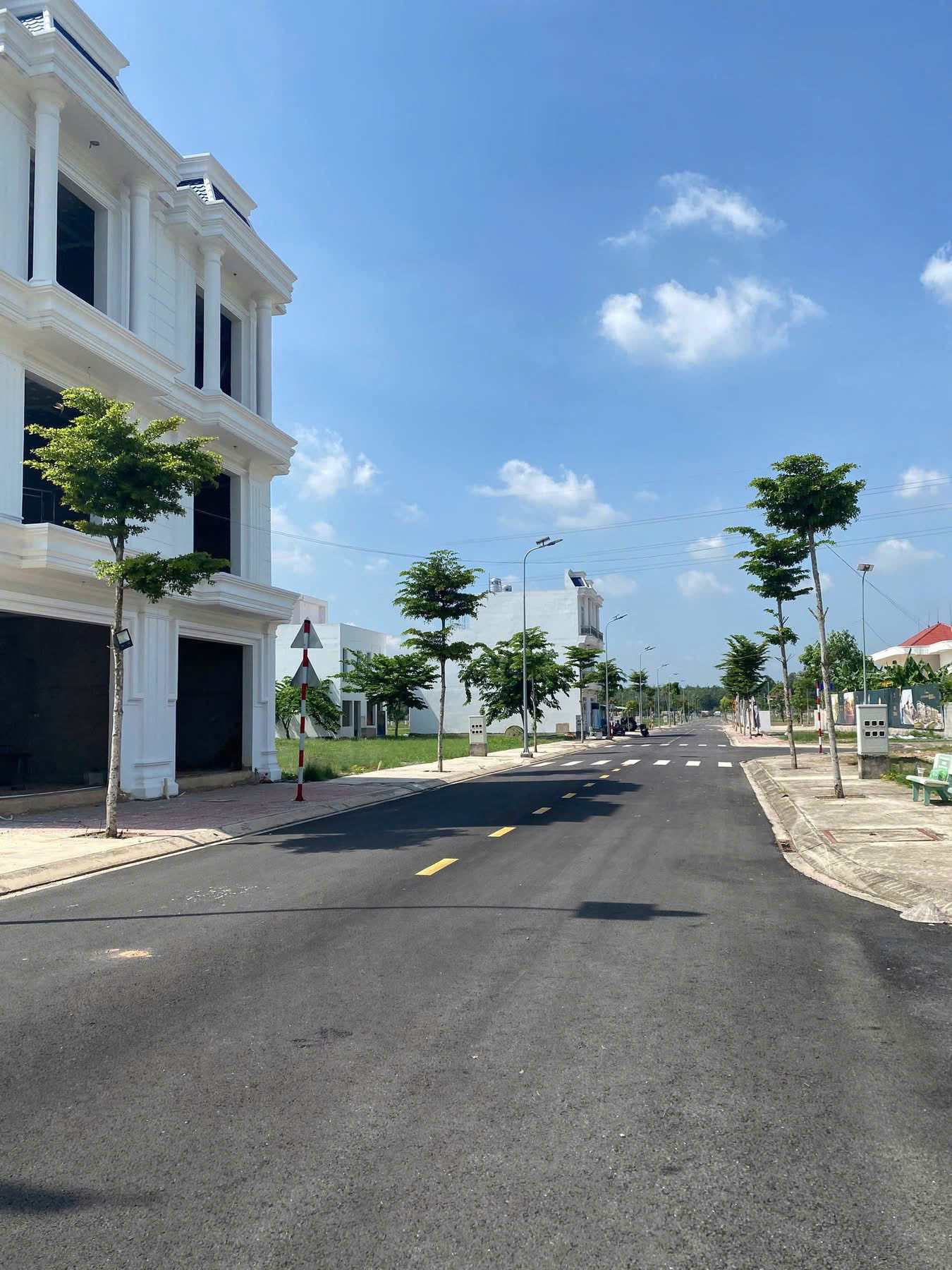 Bán gấp lô đất 100m2 ngay trung tâm Bình Dương. Giá chỉ 860 triệu, sổ sẵn
