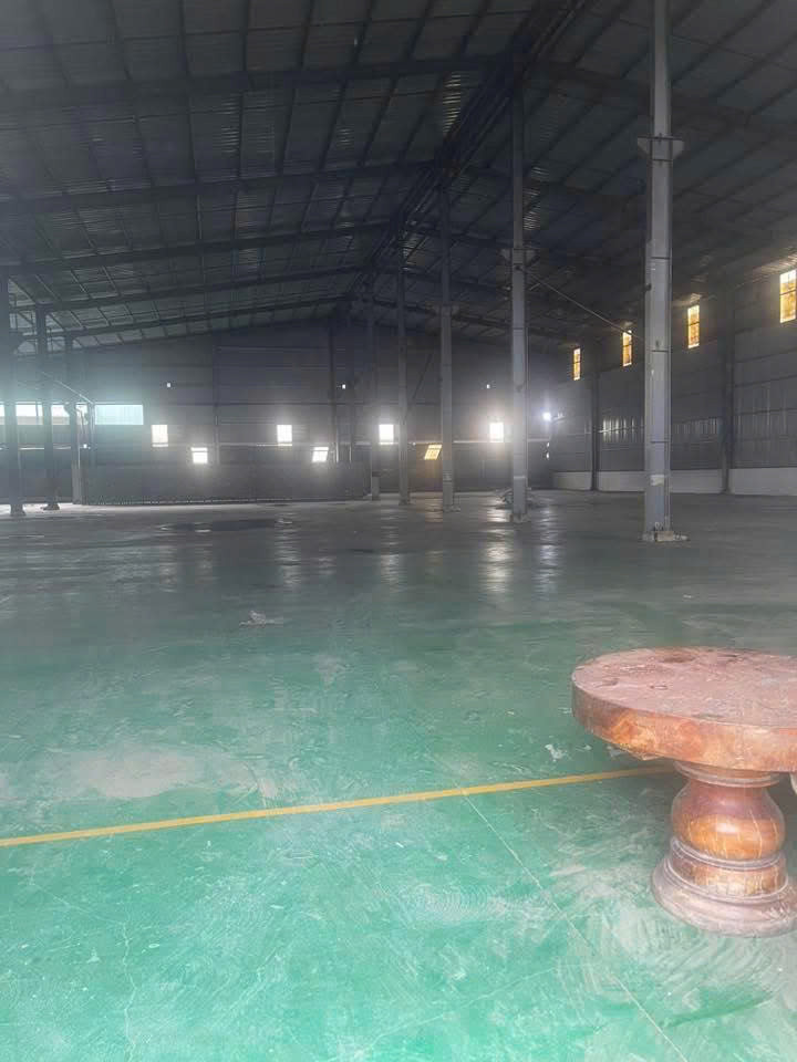 CHO THUÊ XƯỞNG TÂN UYÊN  Tổng diện tích đất : 6,200m2,  Nhà xưởng : 4,500m2 PCCC tự động nghiệm thu, giấy tờ đầy đủ.XT430 Trạm điện : 560kva Đường xe container ra vào 24/24 Giá thuê : 3.1usd/ m2 . Cọc 6 tháng